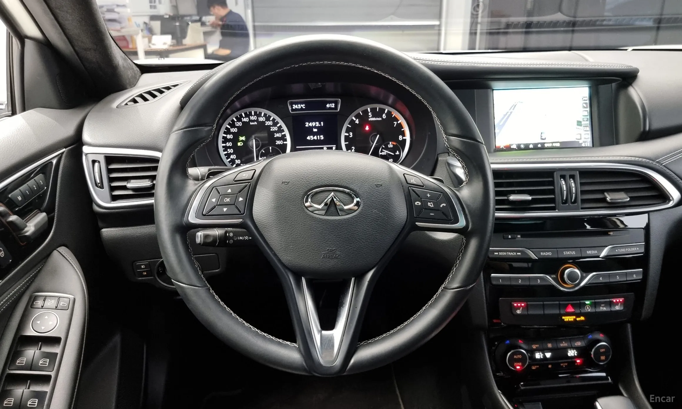 Infiniti Q30 превью 13