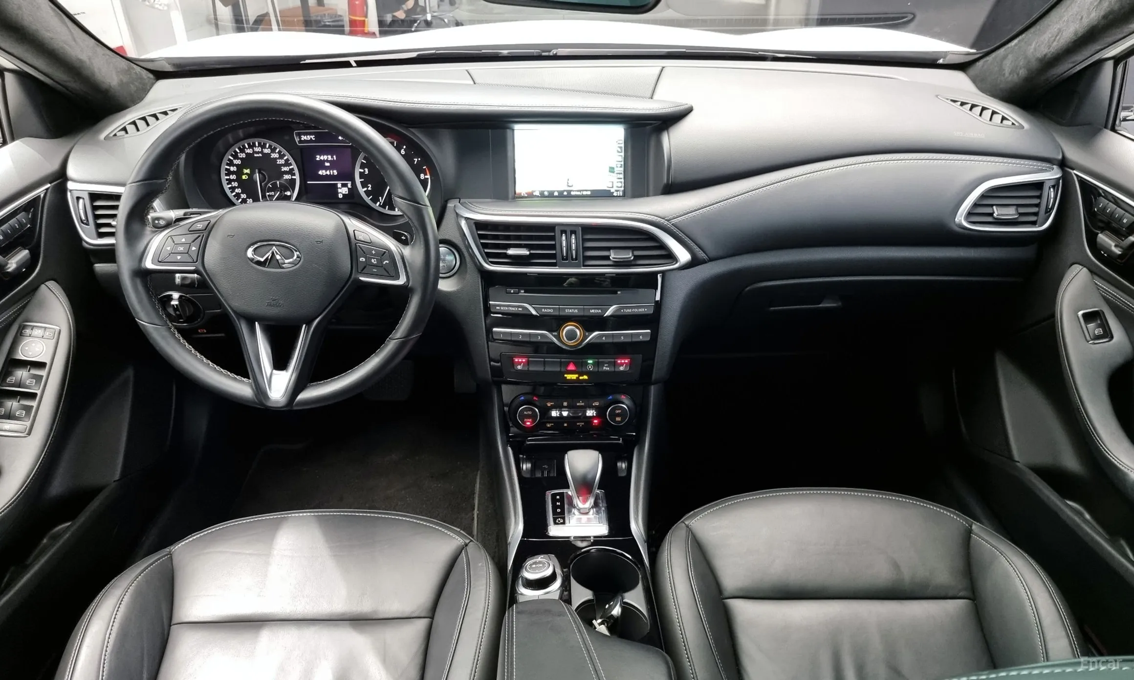 Infiniti Q30 превью 7