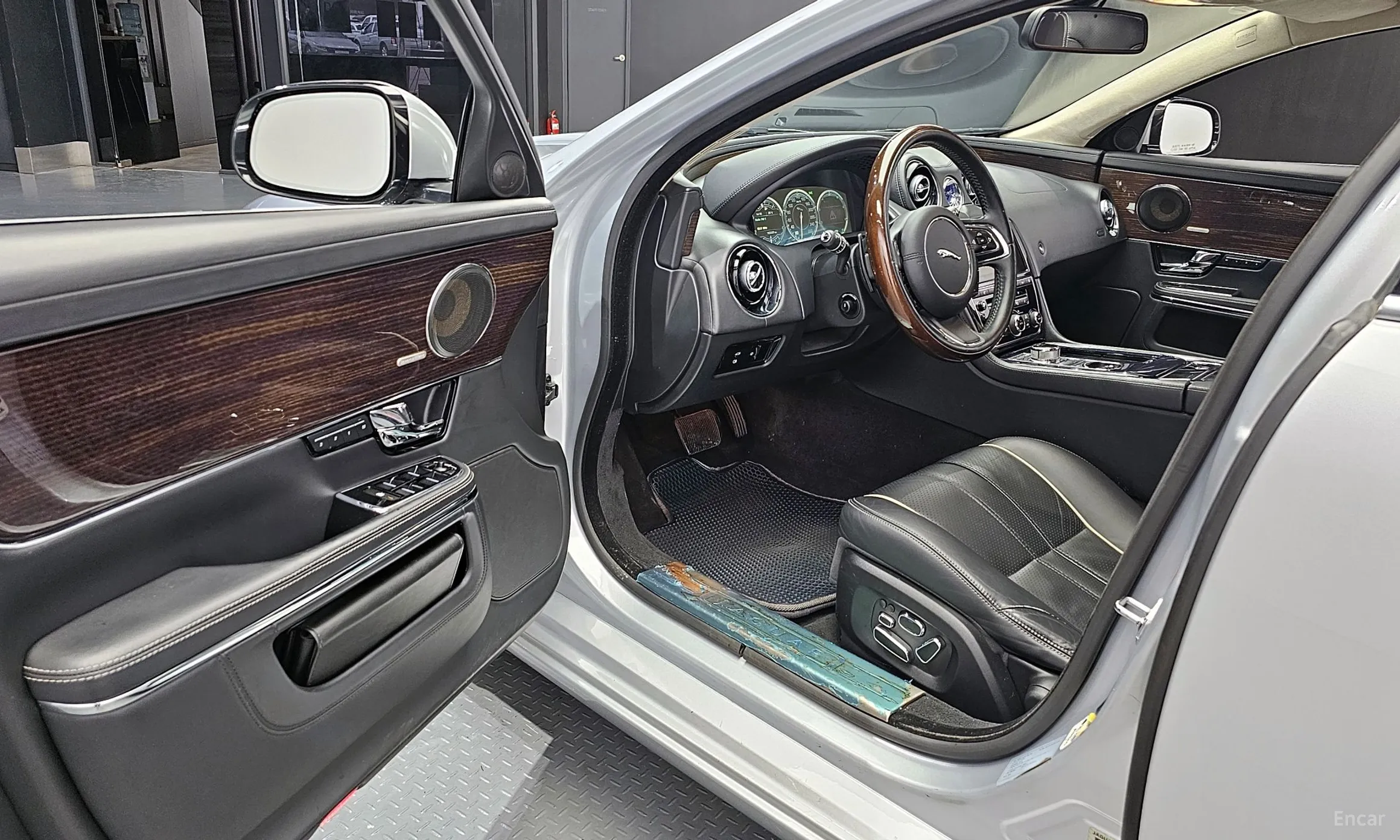 Jaguar All New XJ превью 11