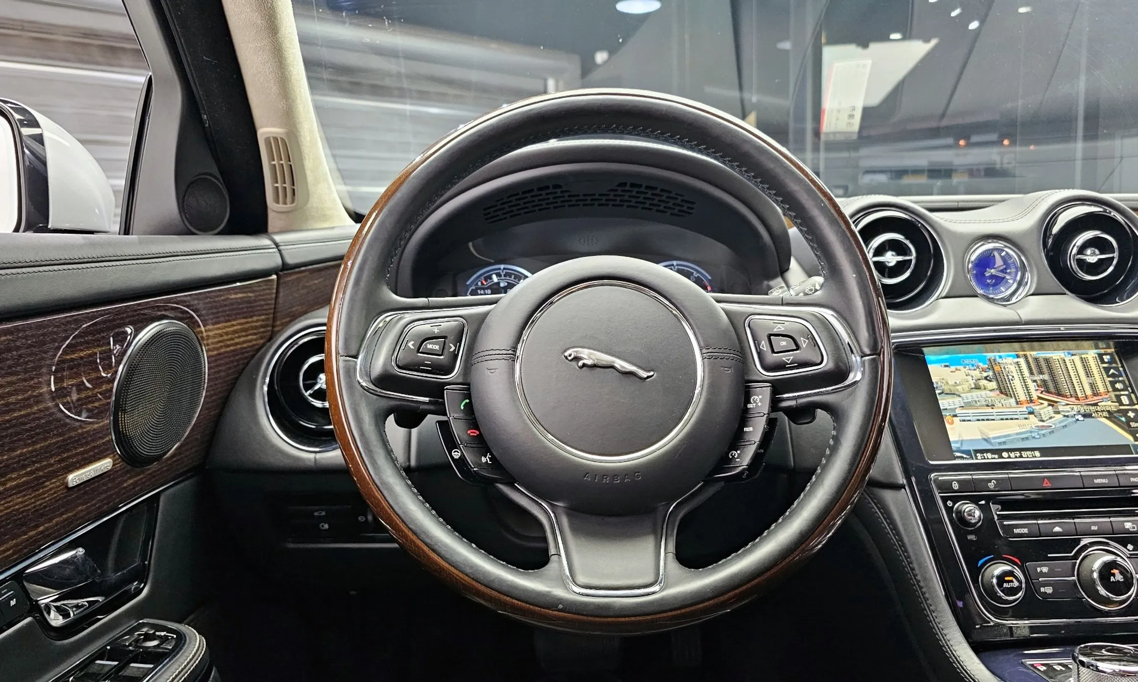 Jaguar All New XJ превью 13