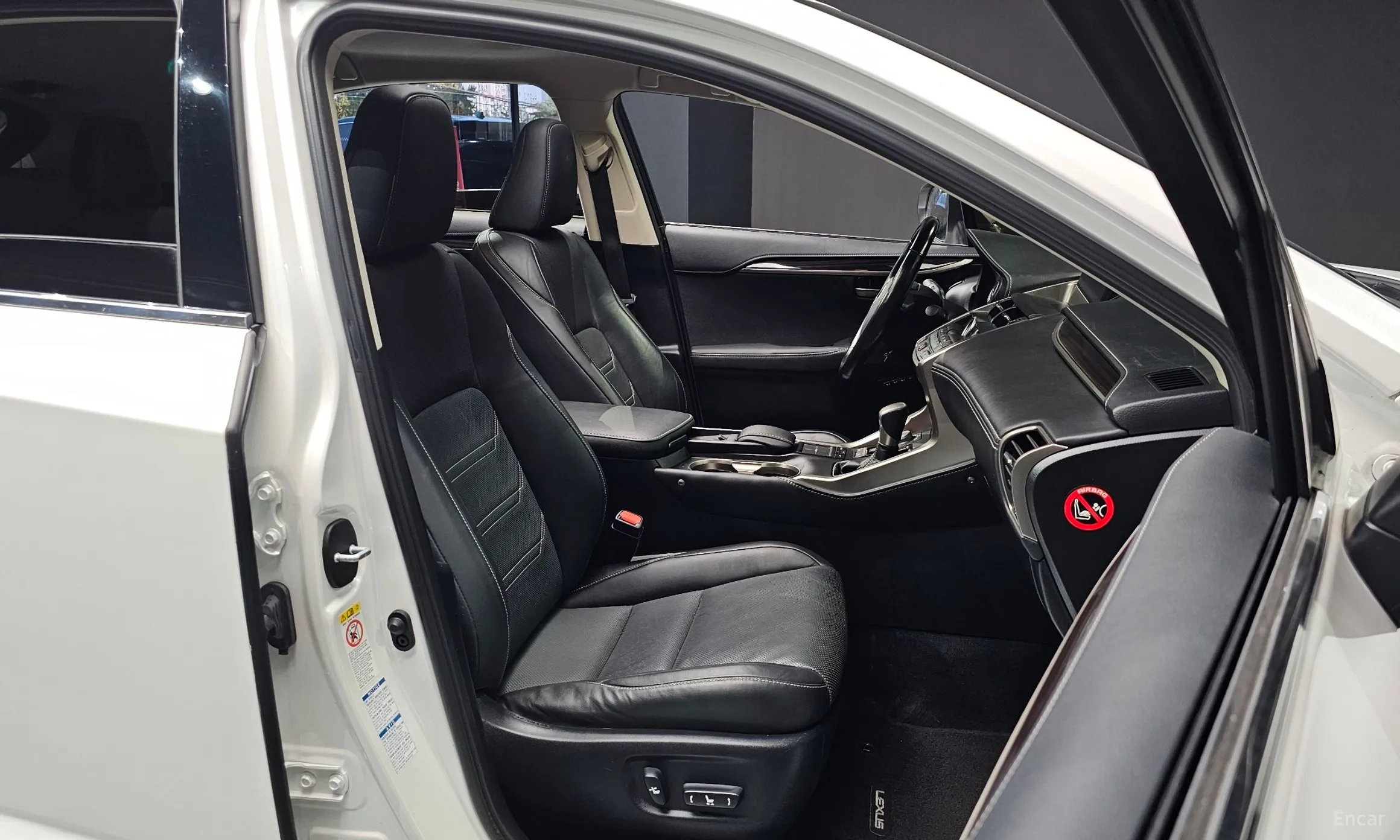 Lexus NX300h превью 10