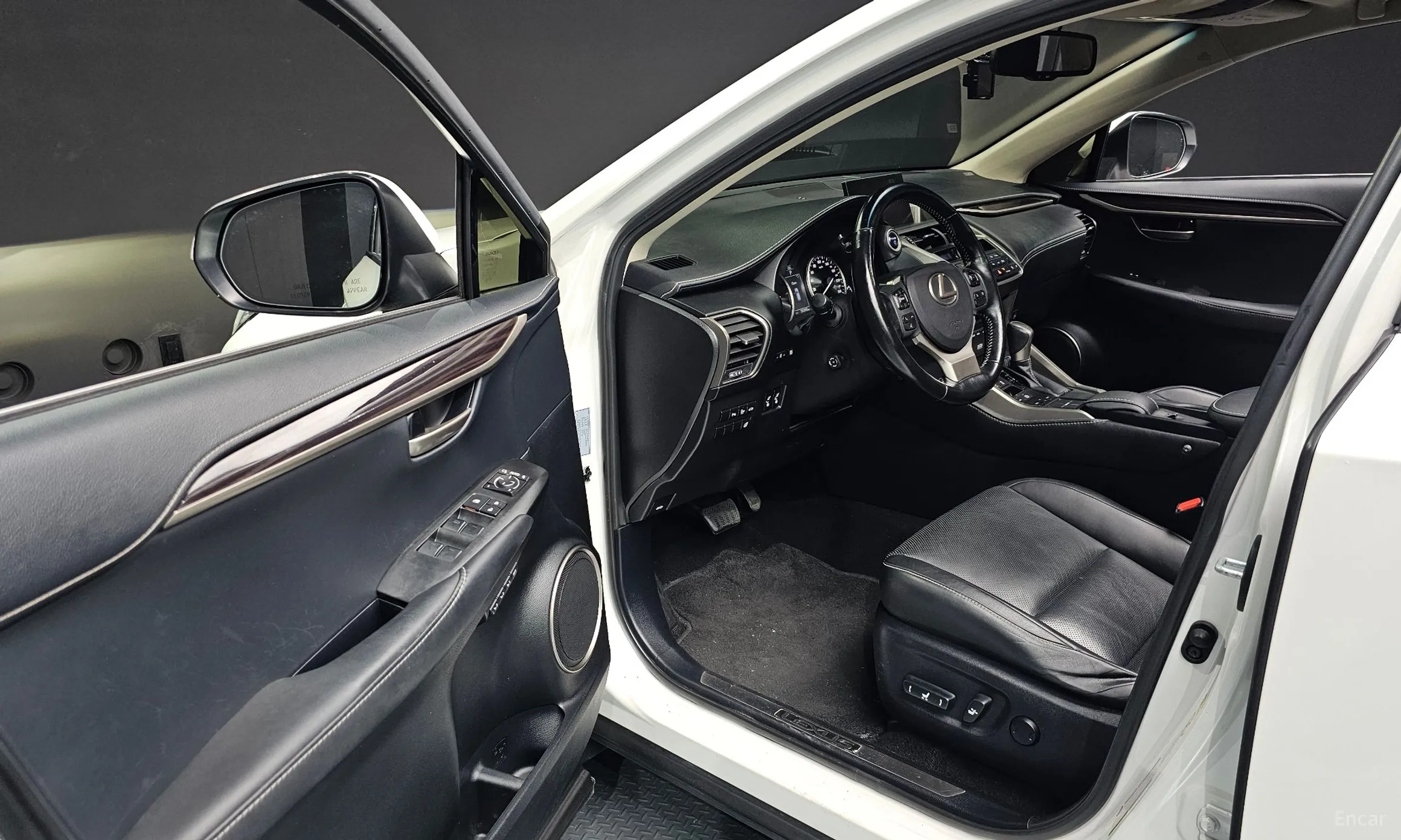 Lexus NX300h превью 11