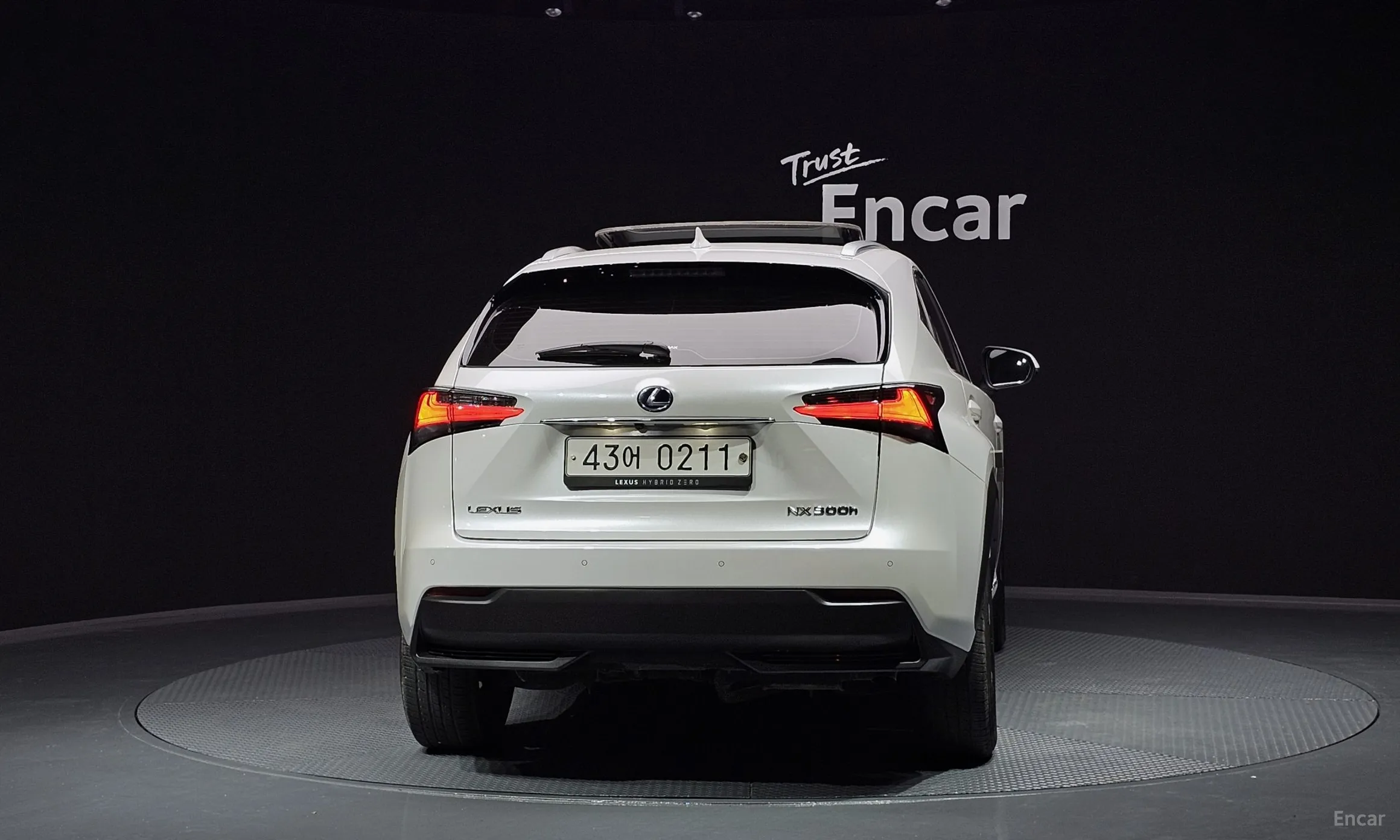Lexus NX300h превью 4