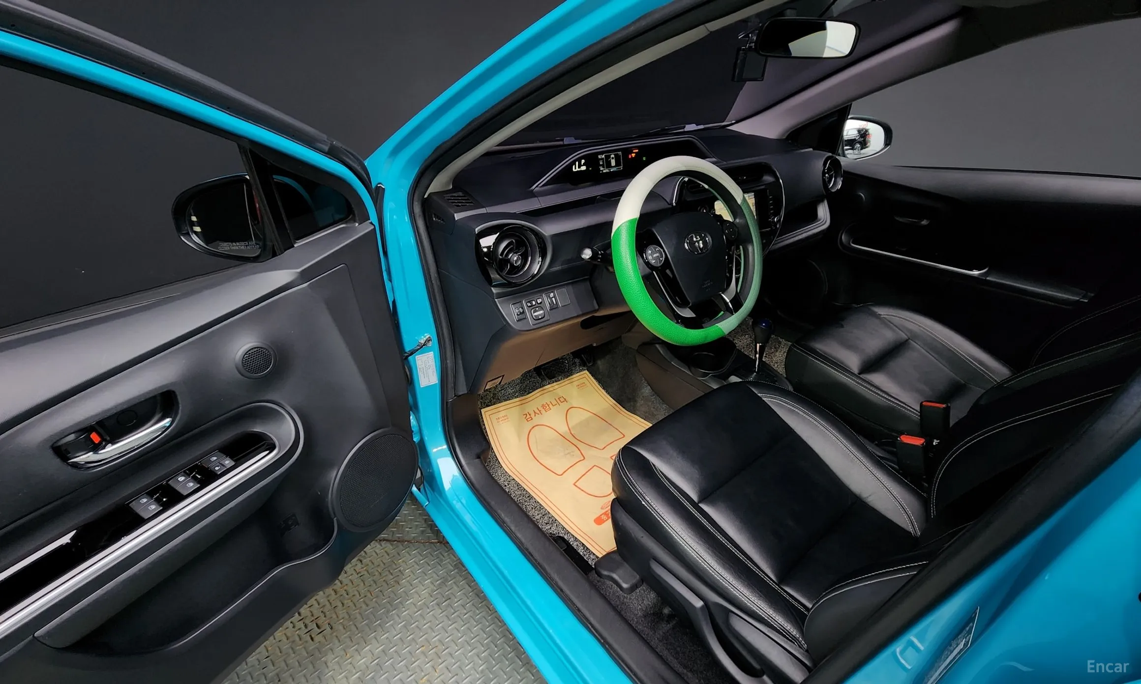 Toyota Prius C превью 10