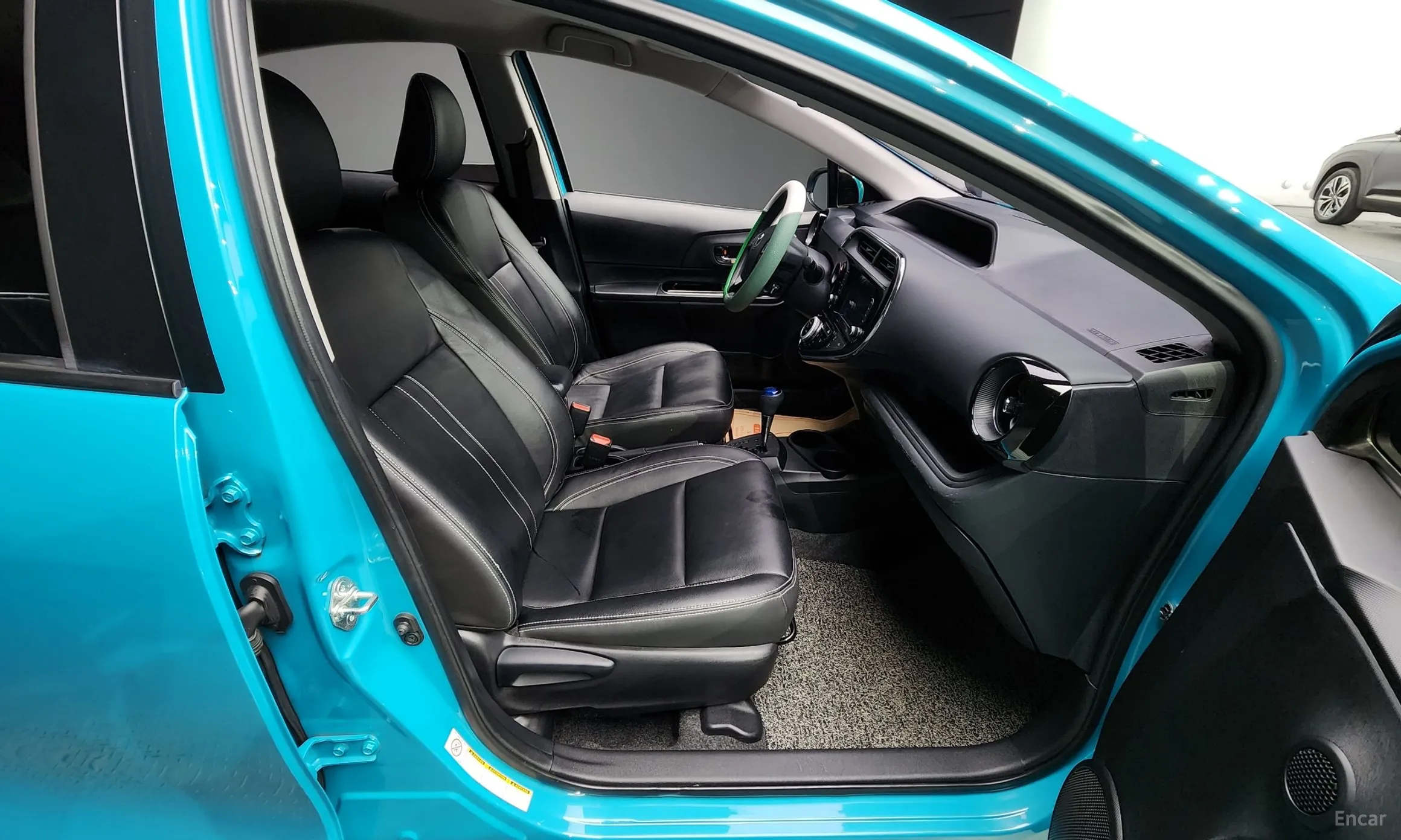 Toyota Prius C превью 13
