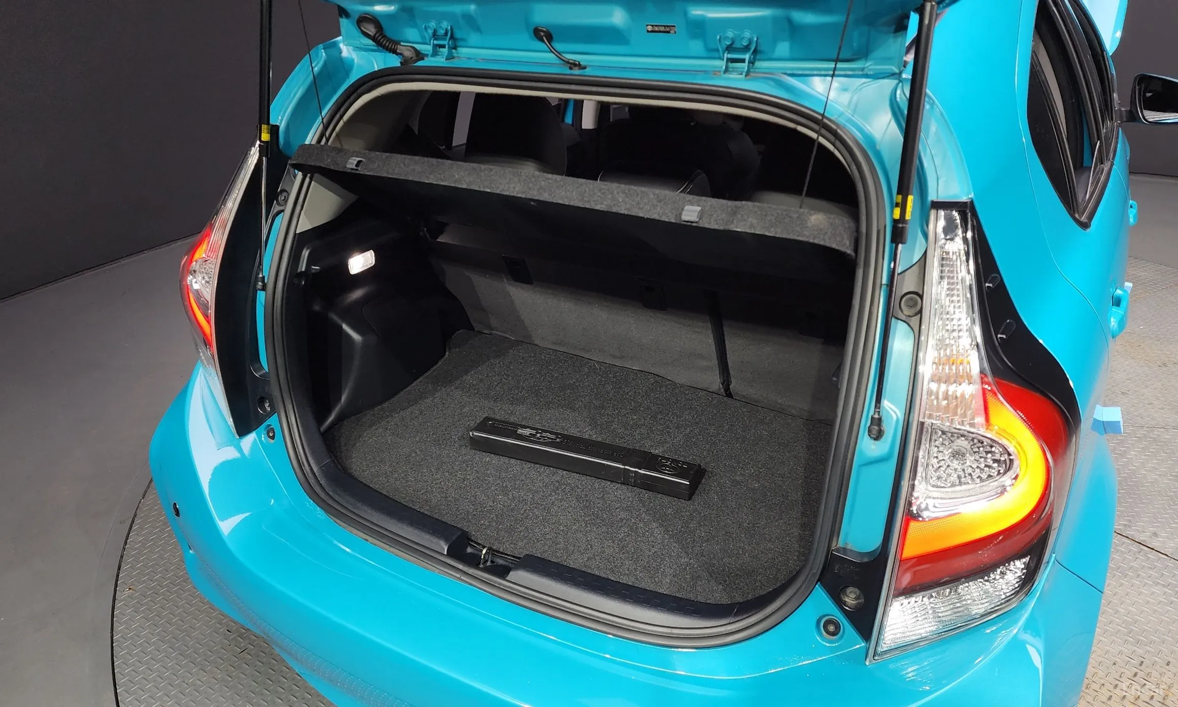 Toyota Prius C превью 20