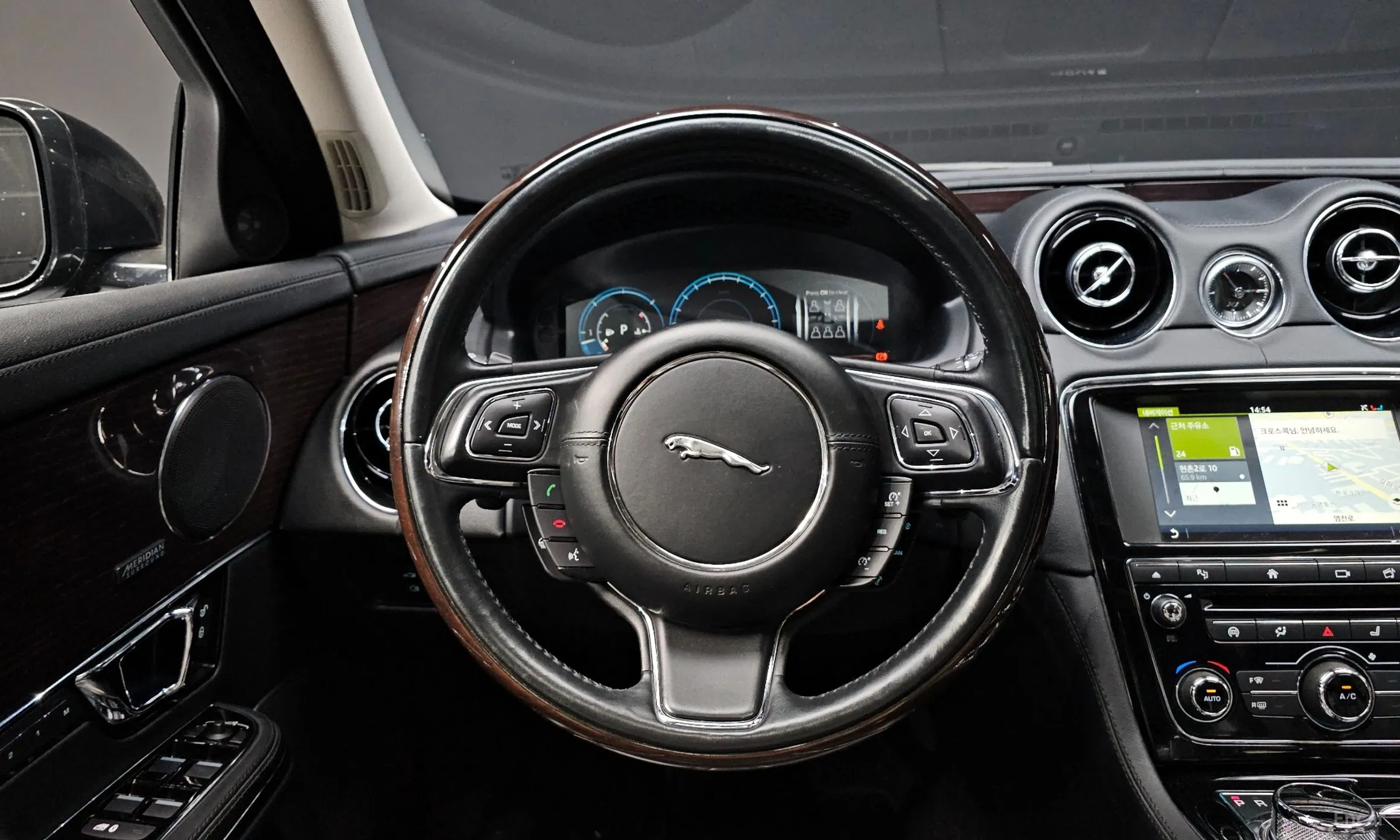 Jaguar All New XJ превью 13