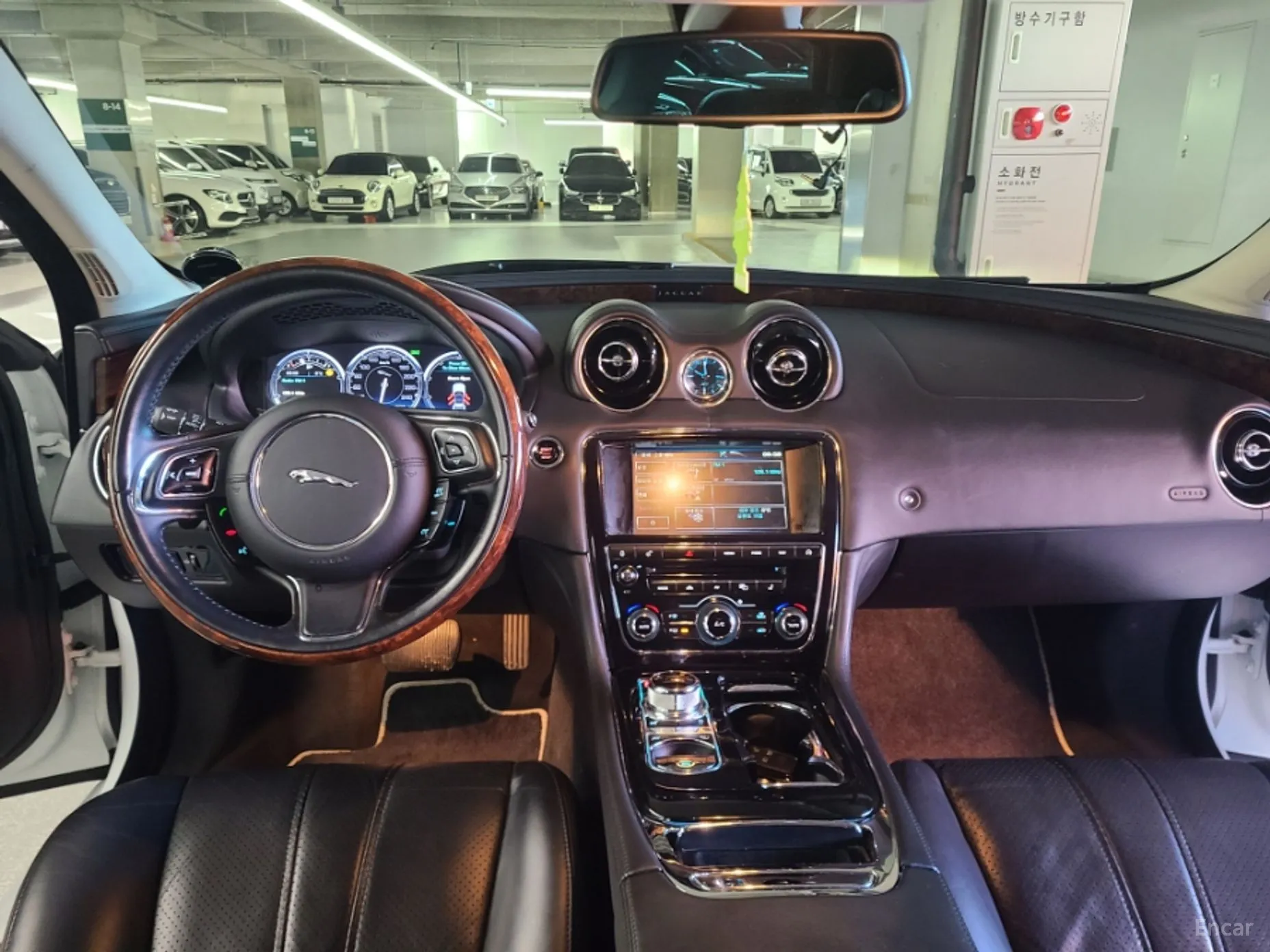 Jaguar All New XJ превью 10