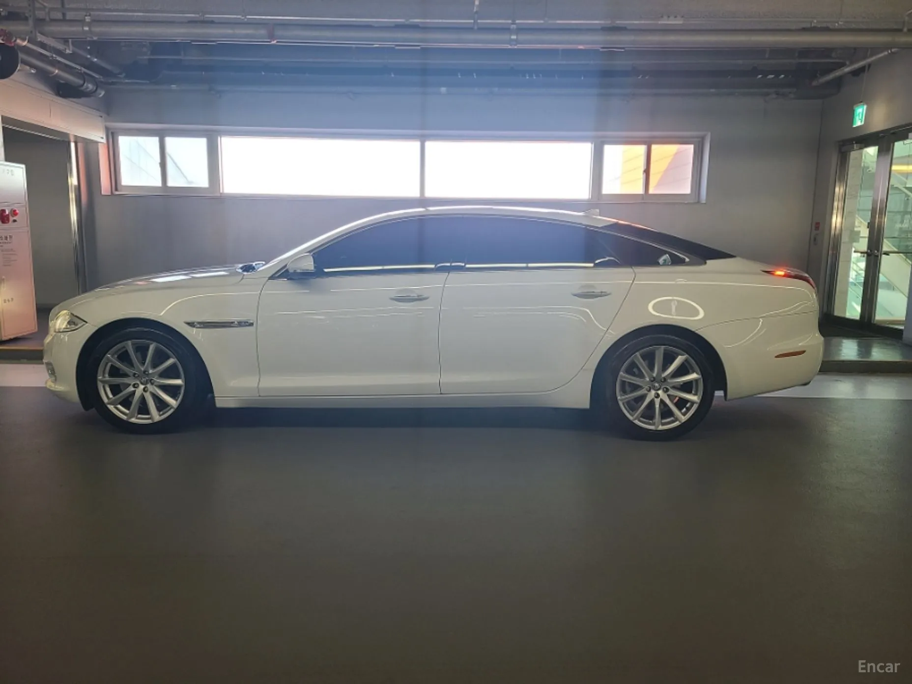 Jaguar All New XJ превью 4