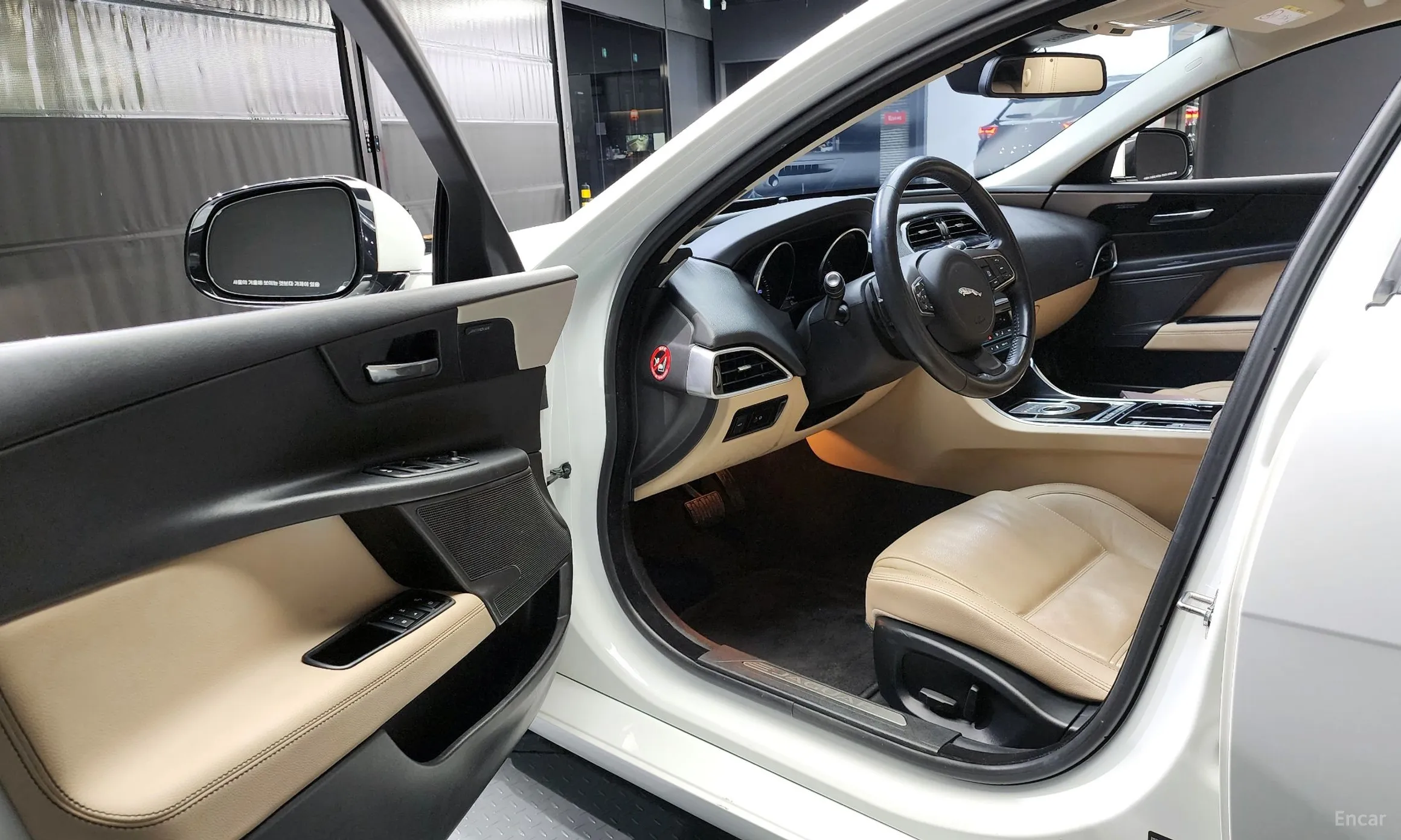 Jaguar XE превью 10