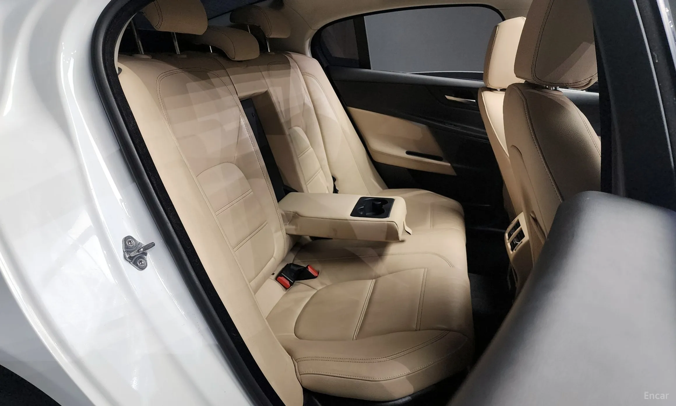 Jaguar XE превью 12