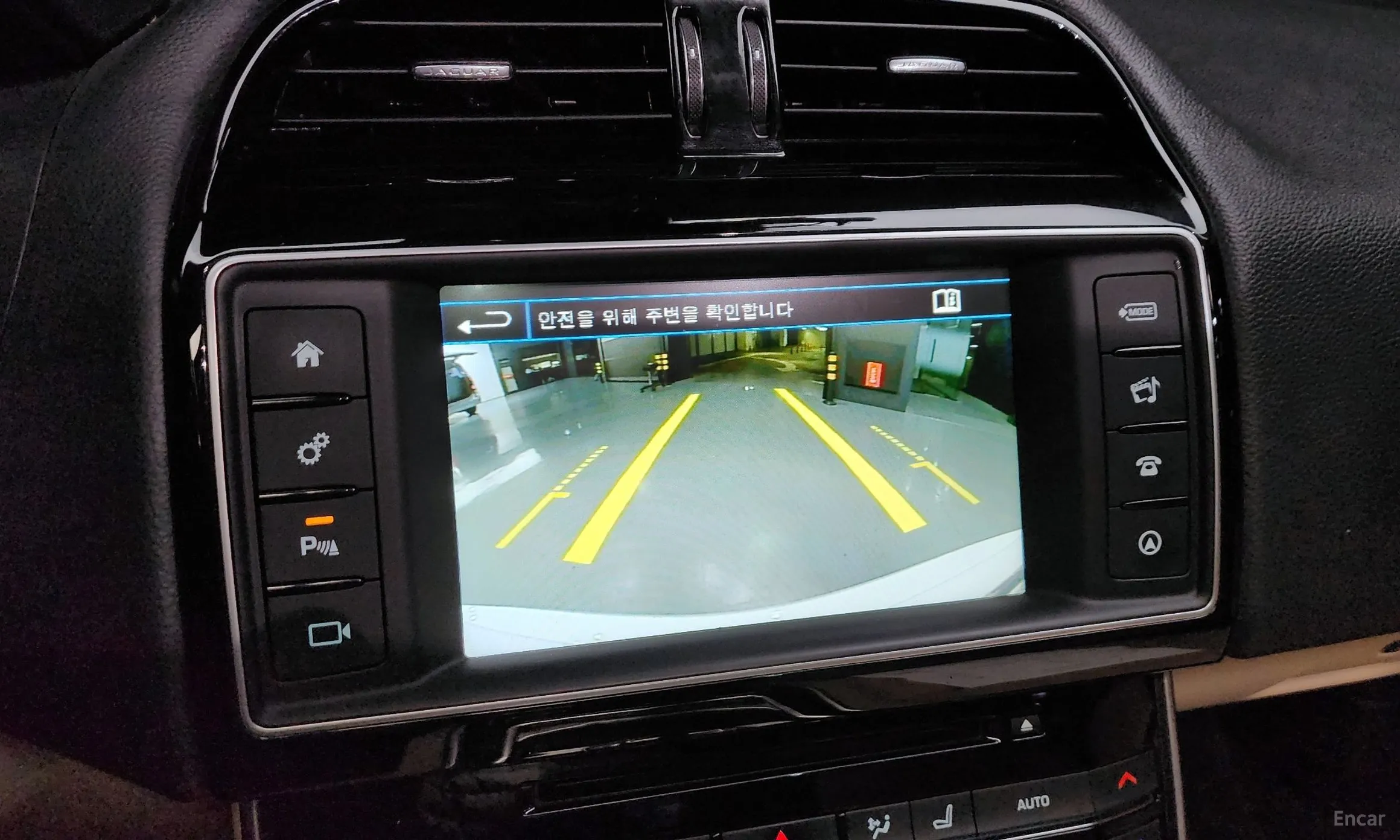 Jaguar XE превью 15