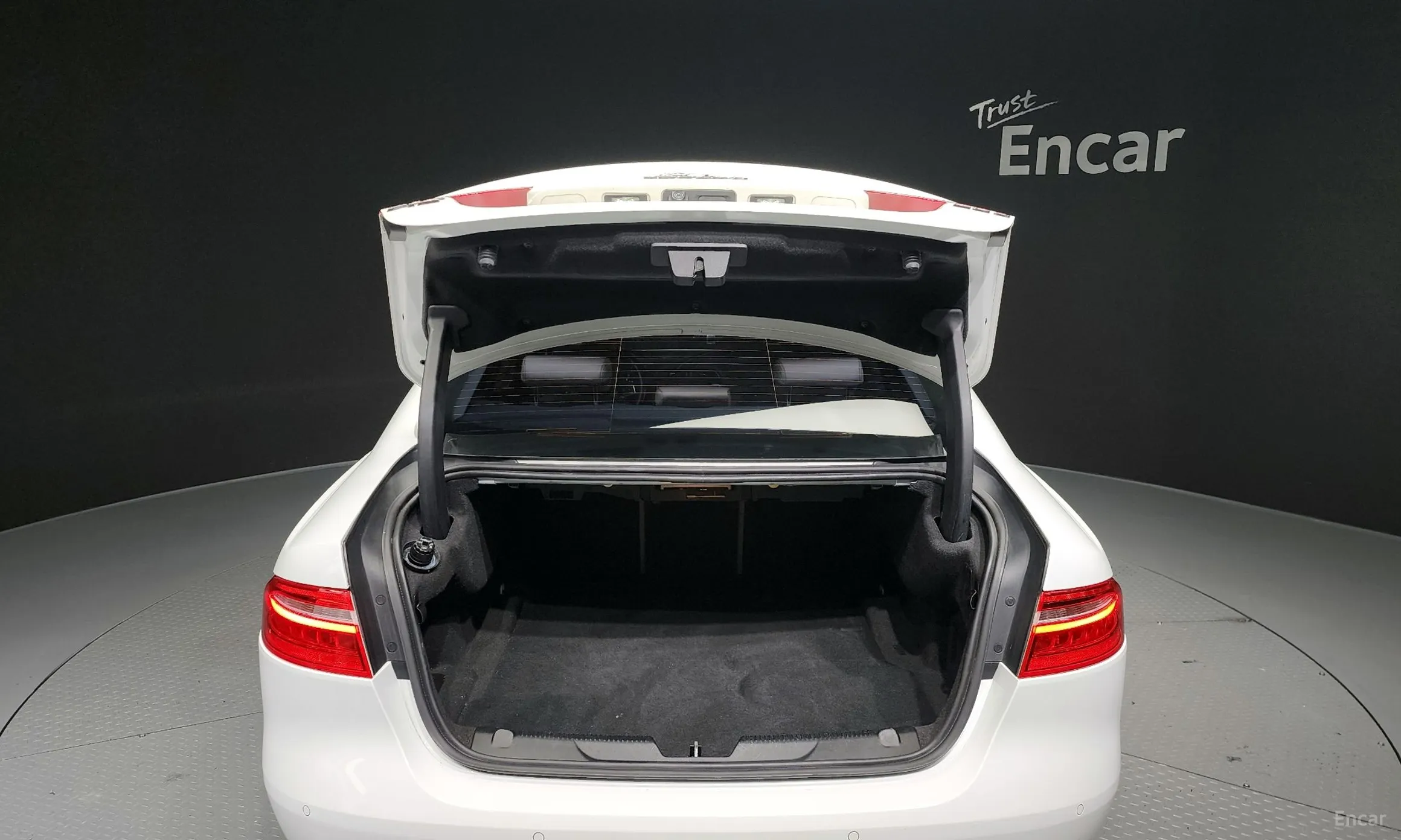 Jaguar XE превью 20