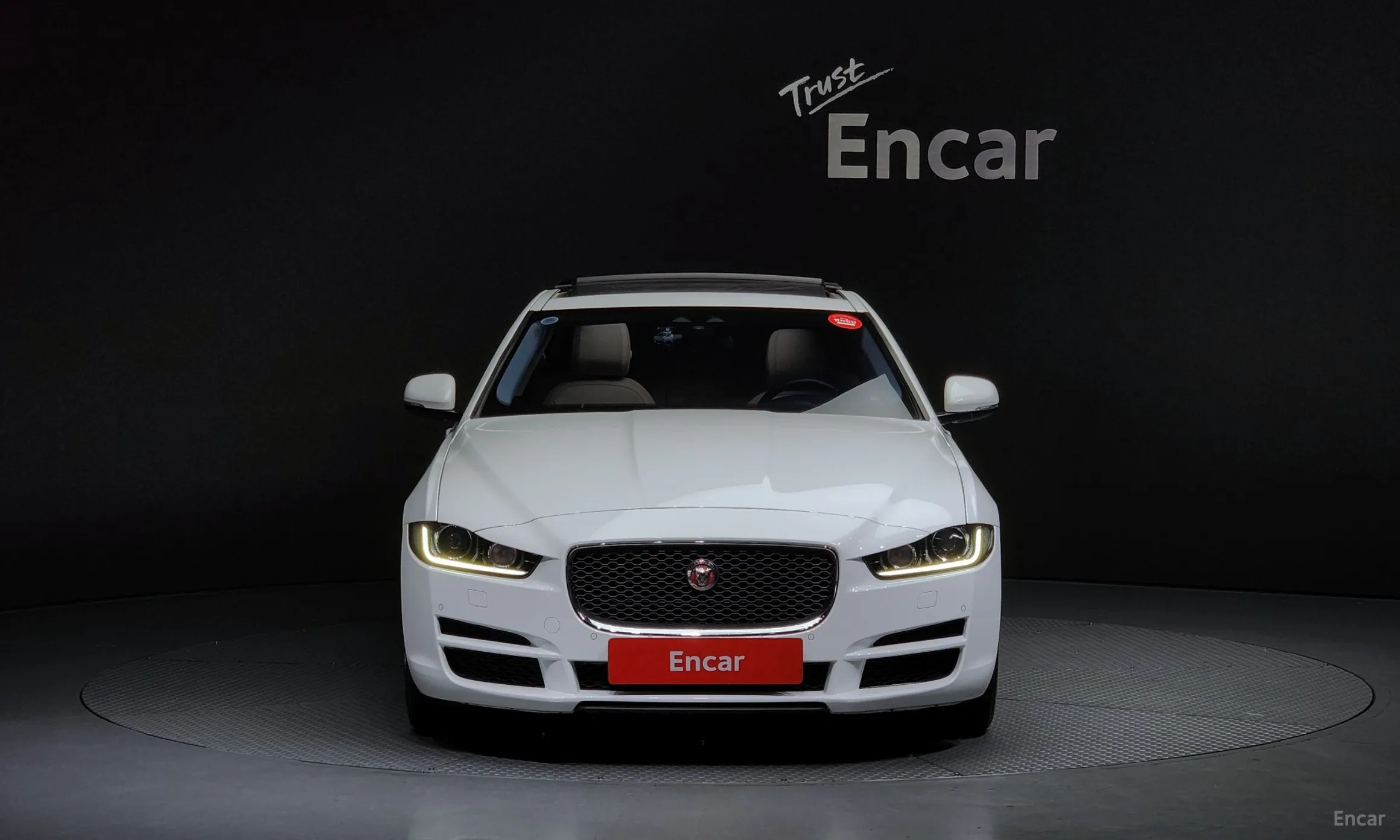 Jaguar XE превью 3