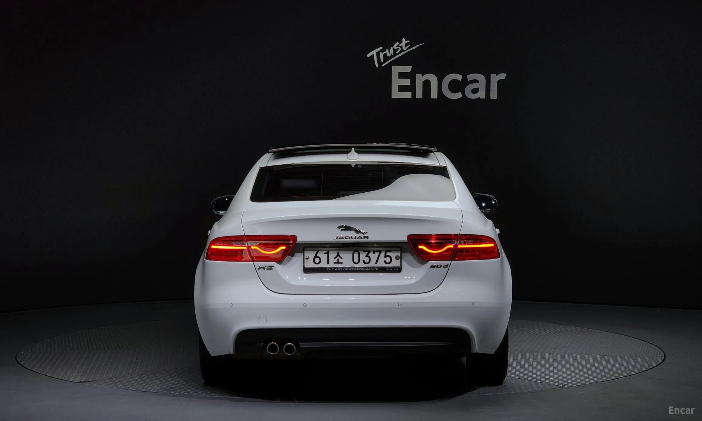 Jaguar XE превью 4