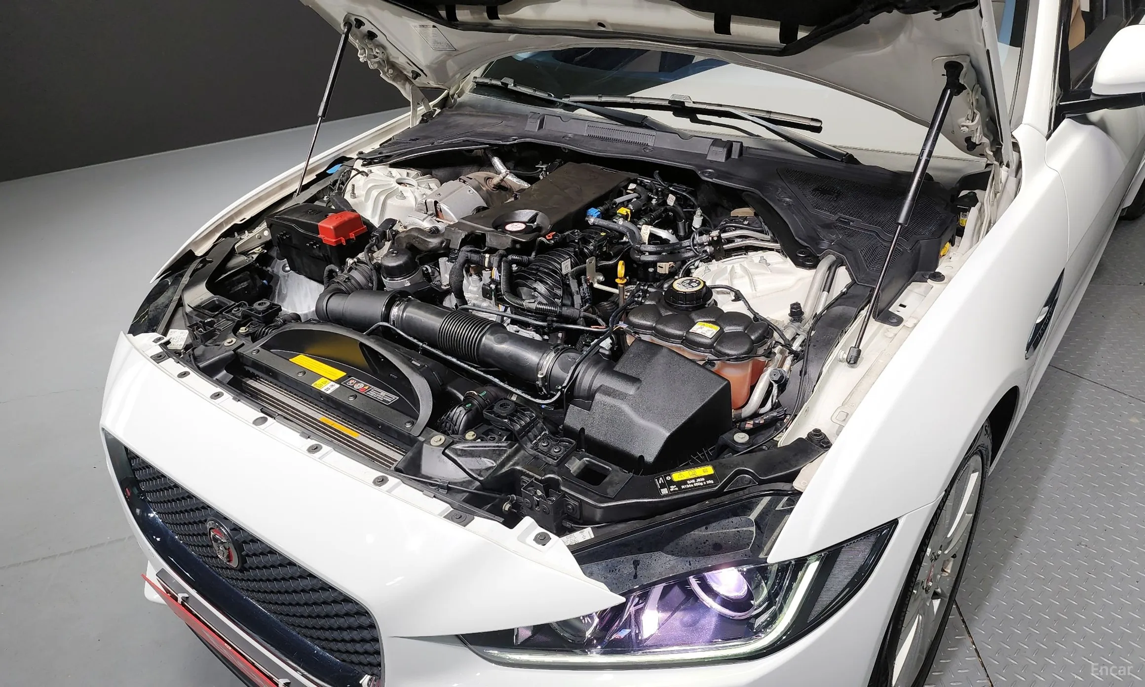 Jaguar XE превью 6