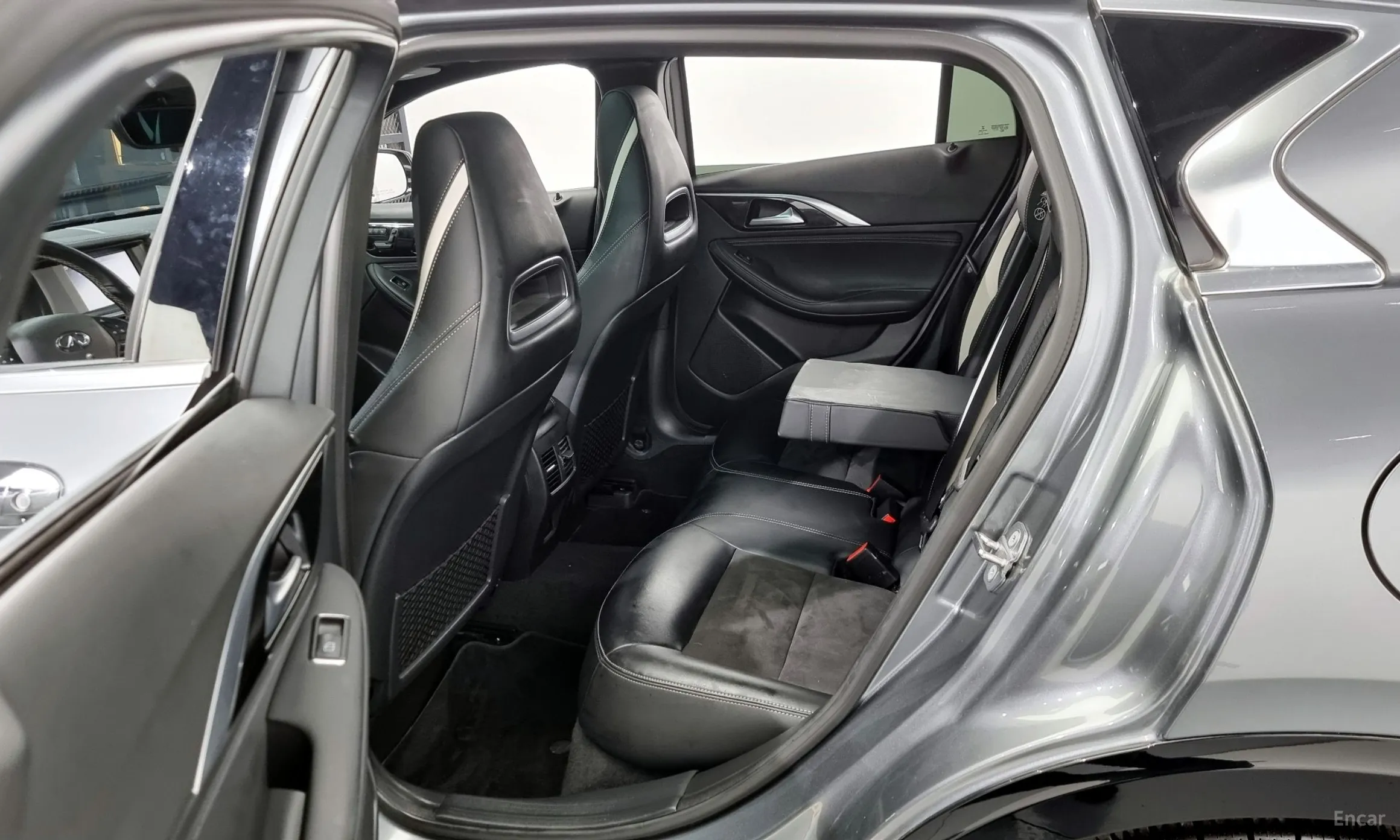 Infiniti Q30 превью 11