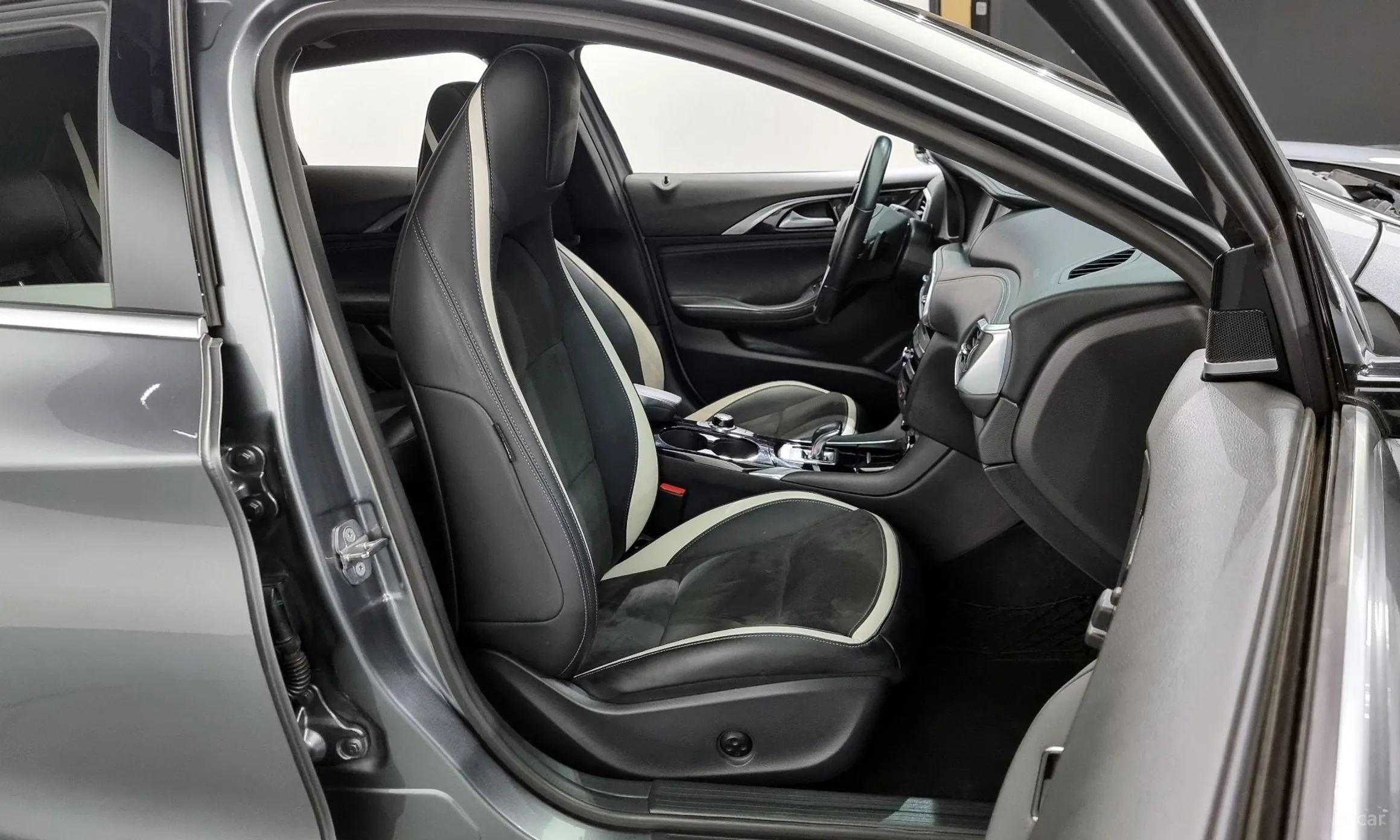 Infiniti Q30 превью 12