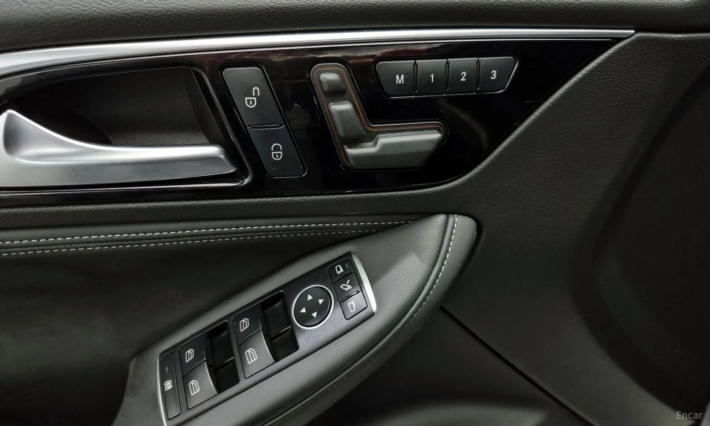 Infiniti Q30 превью 14