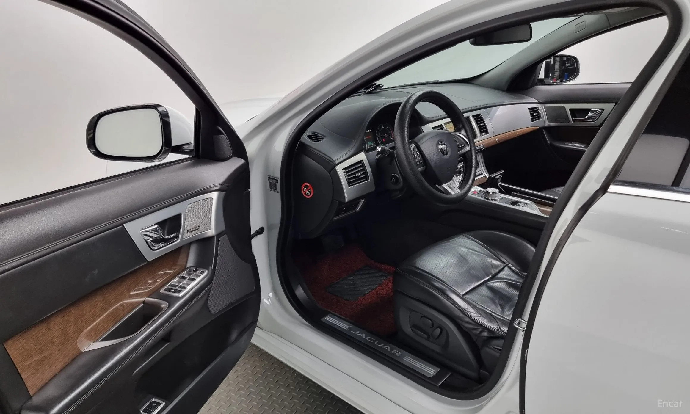 Jaguar New XF превью 11