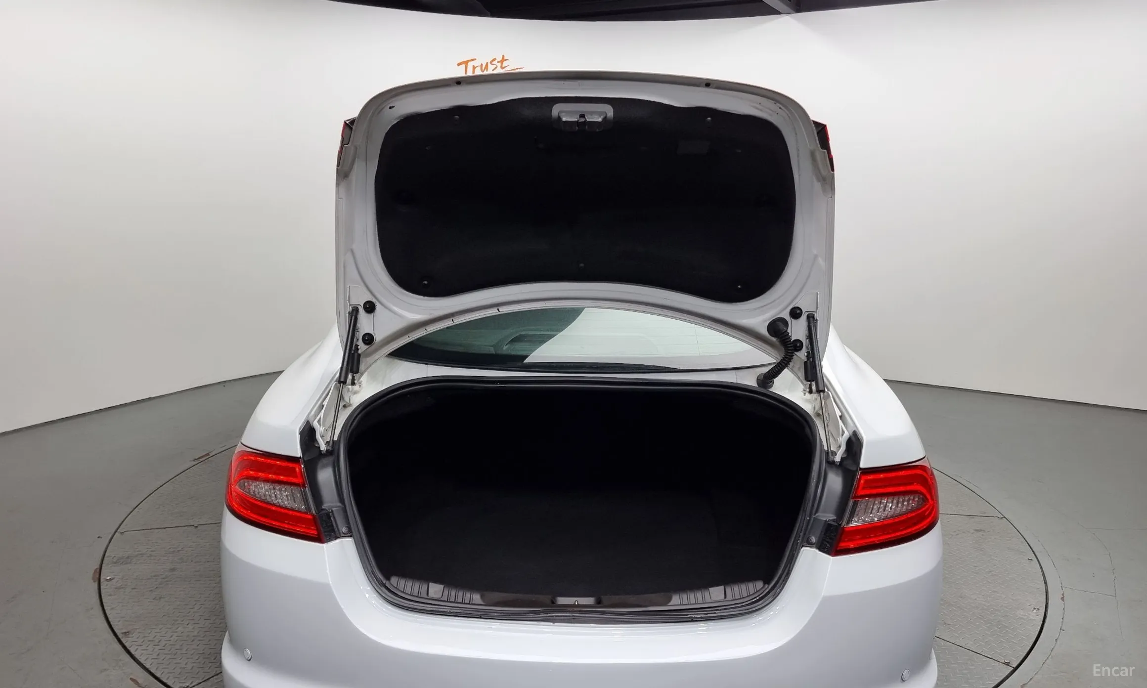 Jaguar New XF превью 20