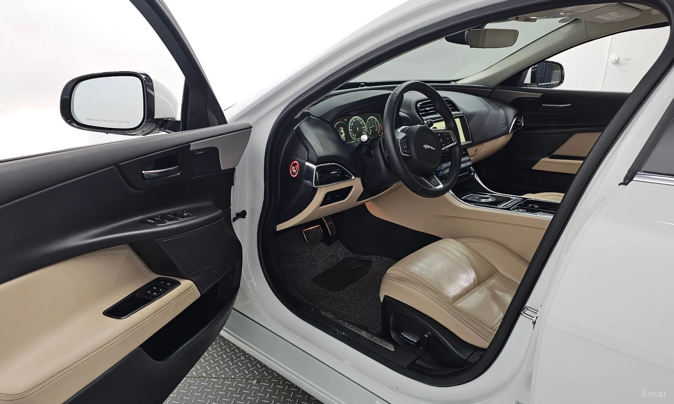 Jaguar XE превью 10