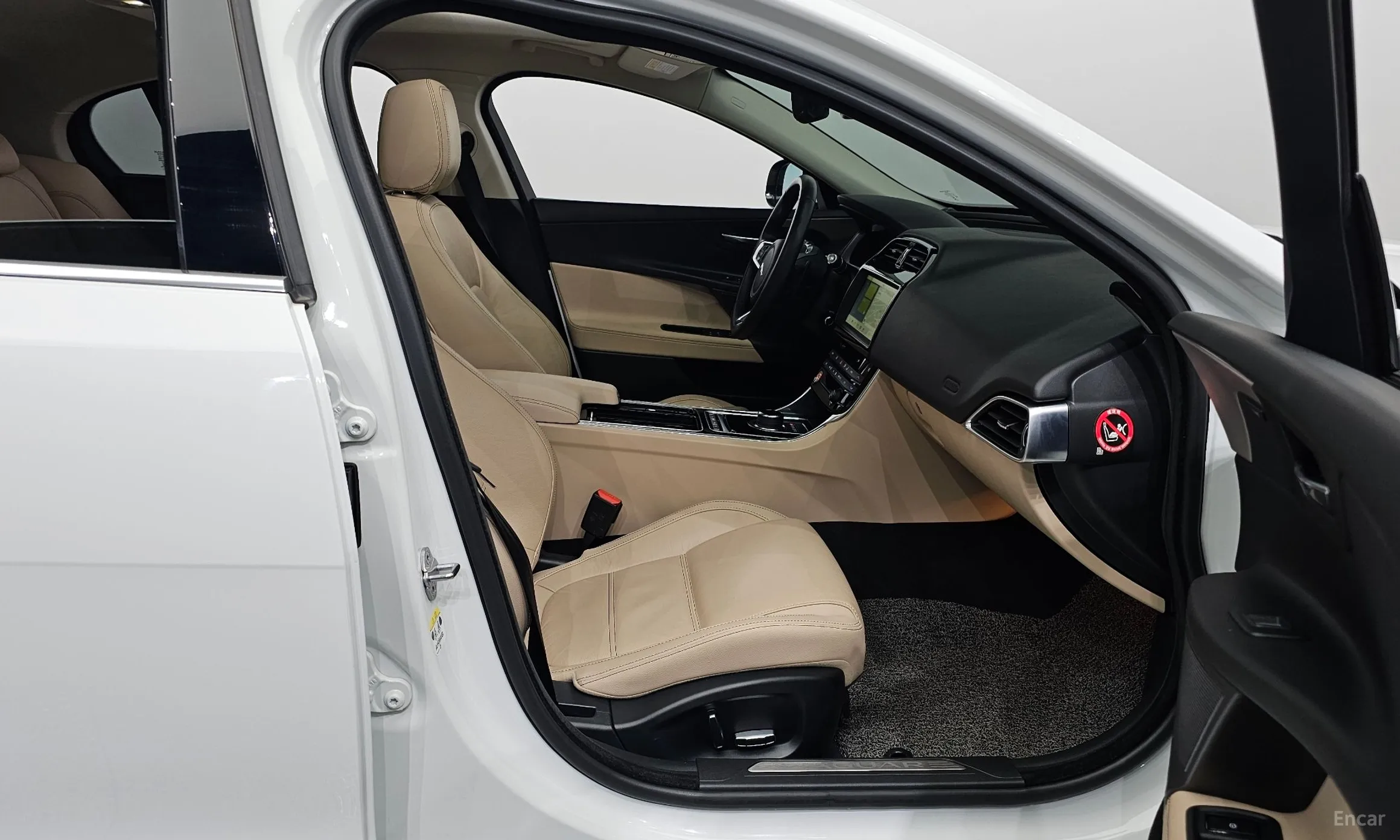 Jaguar XE превью 11