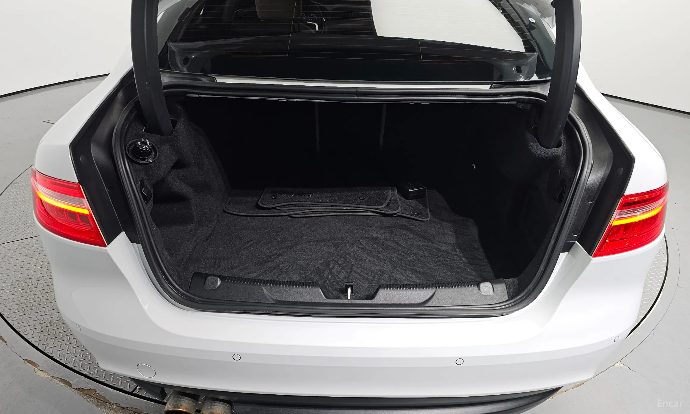 Jaguar XE превью 20