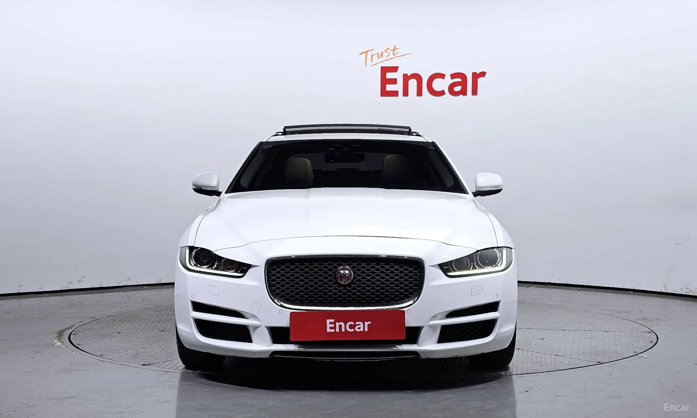 Jaguar XE превью 3
