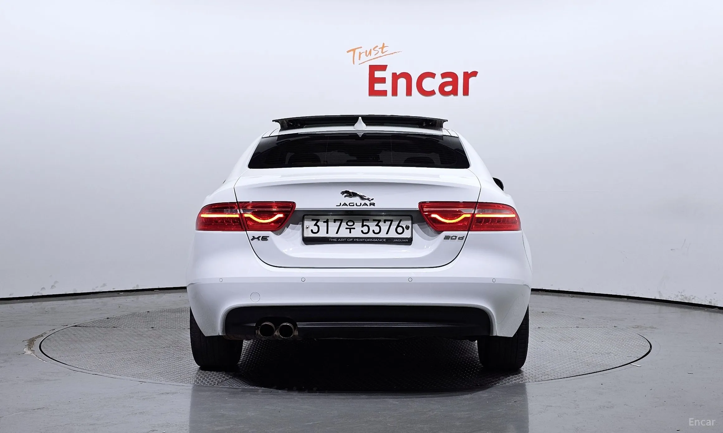 Jaguar XE превью 4