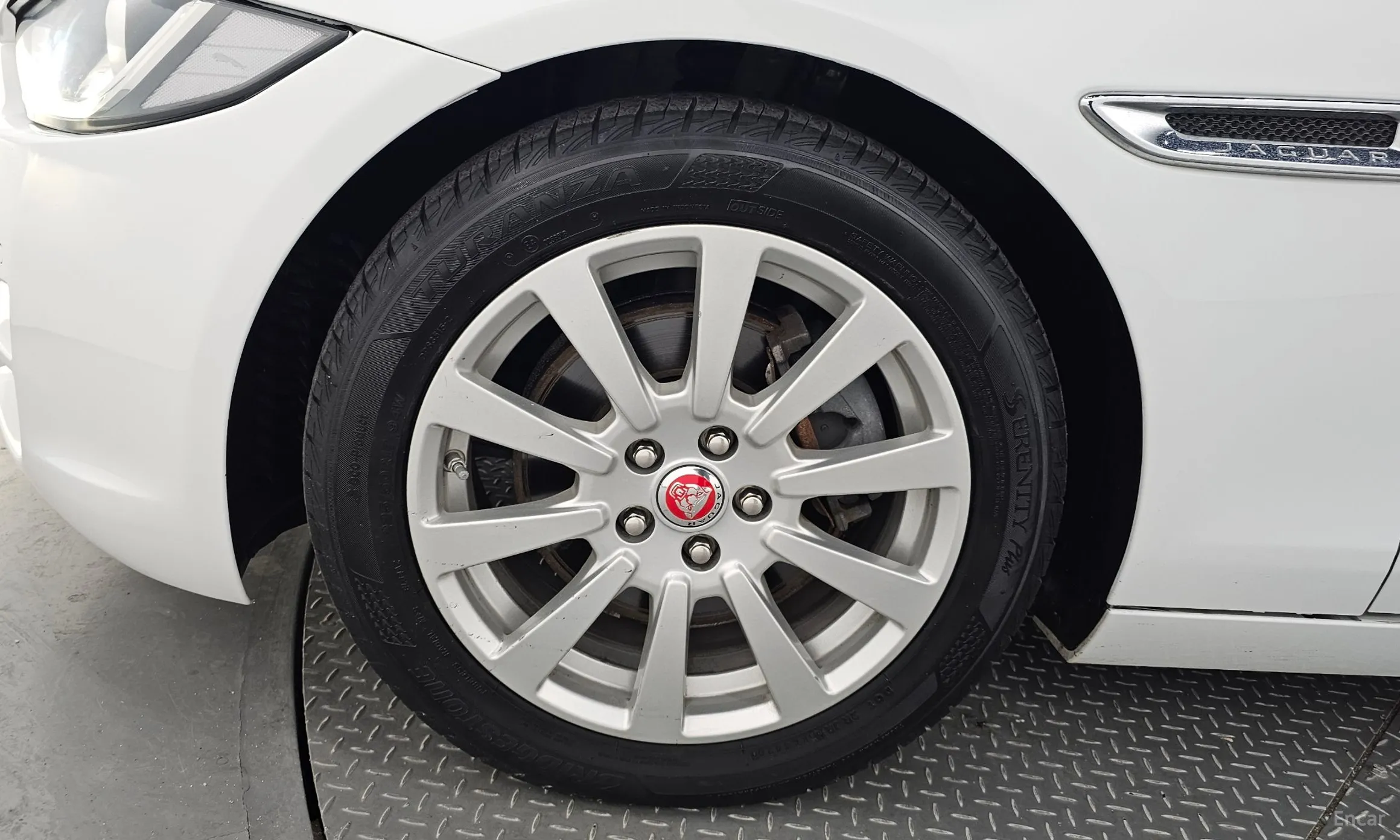 Jaguar XE превью 5