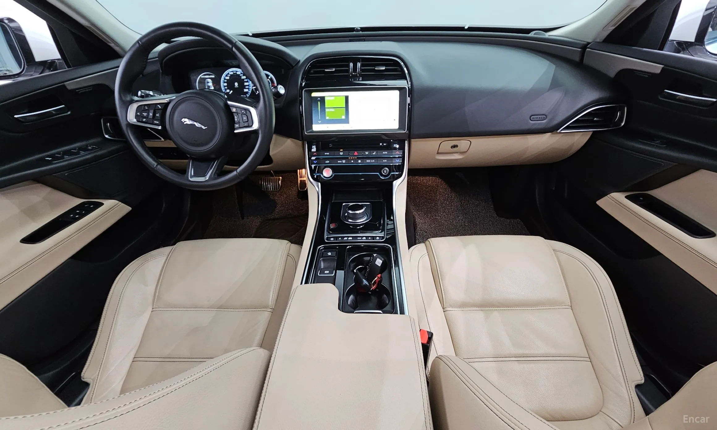 Jaguar XE превью 7