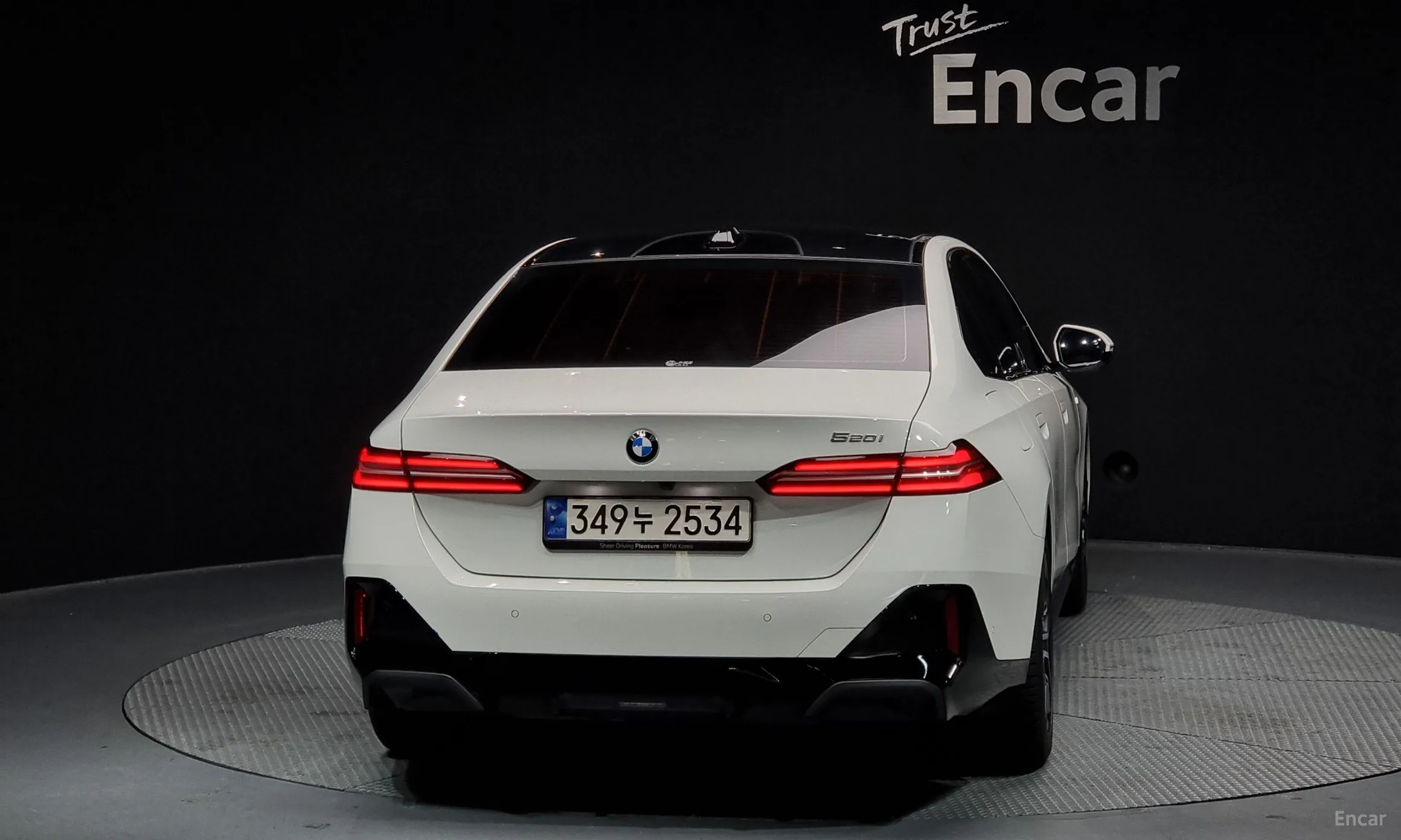 BMW 5 Series (G60) превью 3