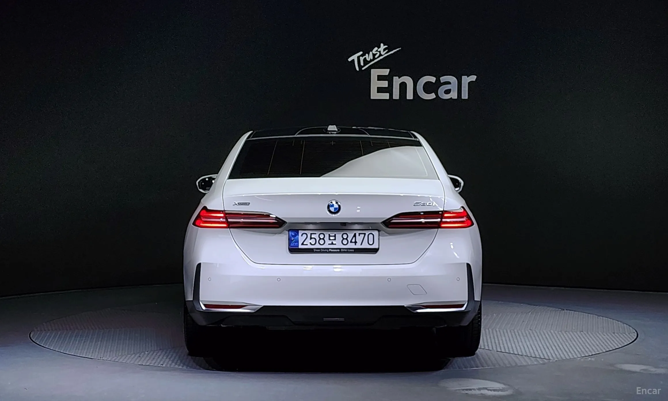 BMW 5 Series (G60) превью 3