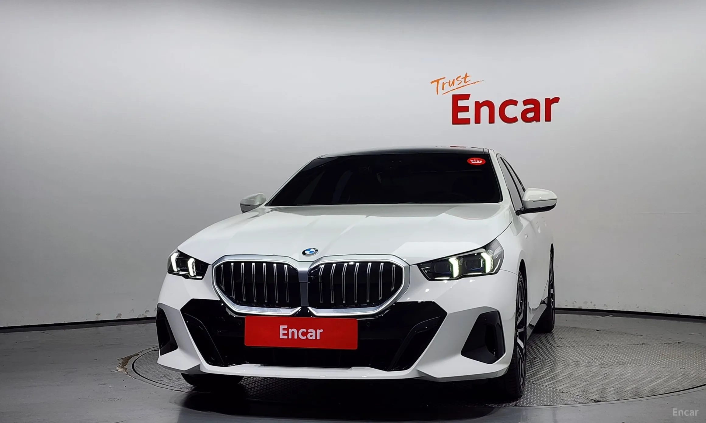 BMW 5 Series (G60) превью 2