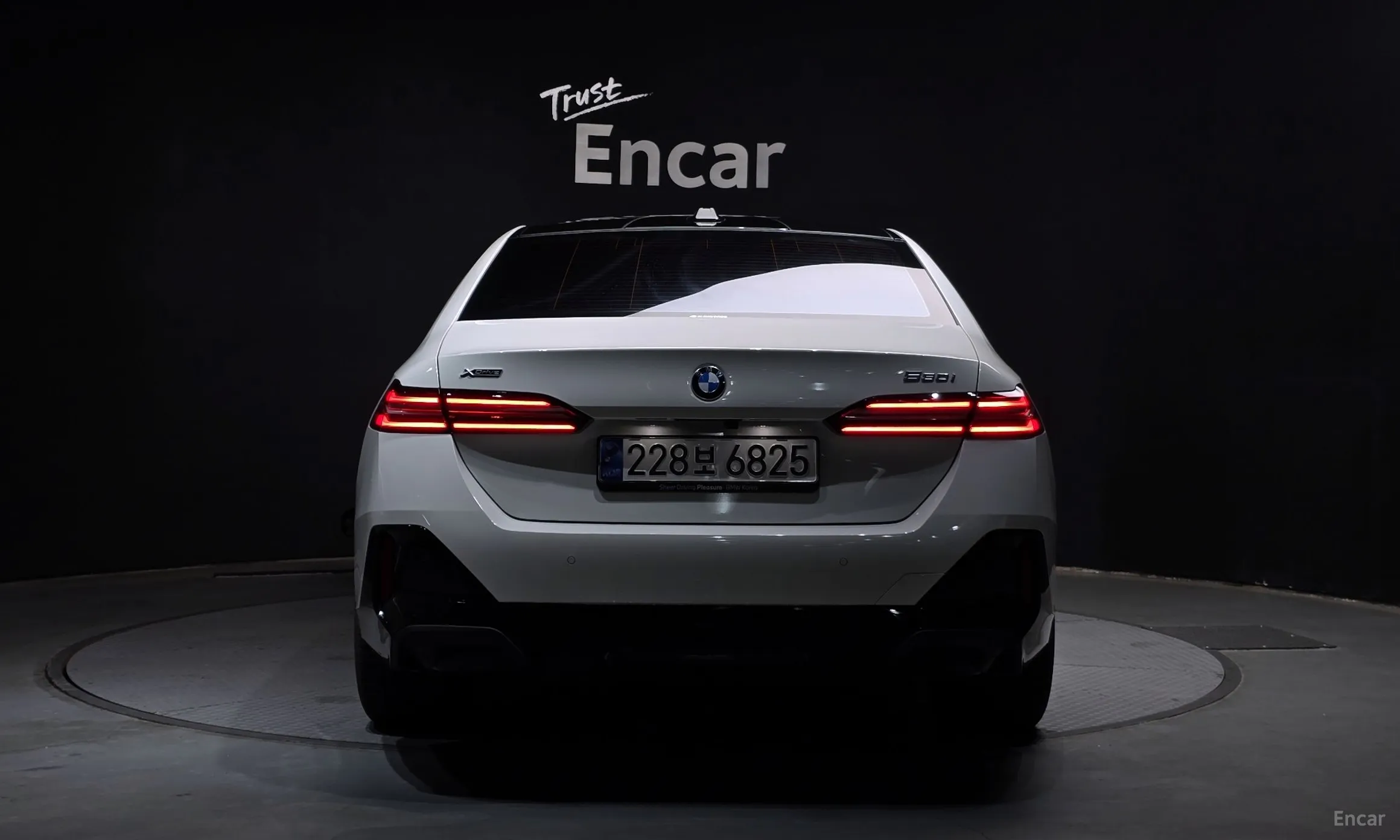BMW 5 Series (G60) превью 3
