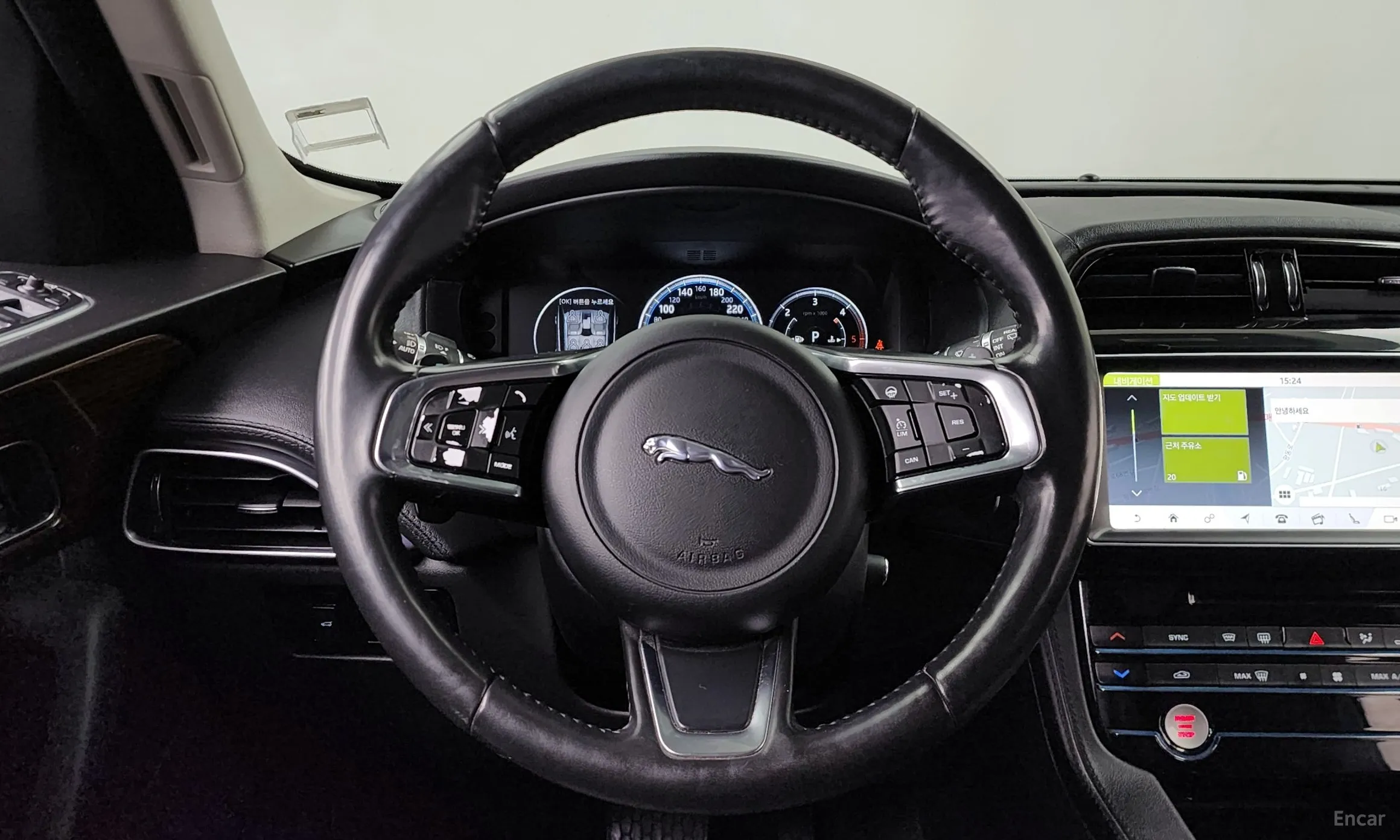 Jaguar F-PACE превью 13