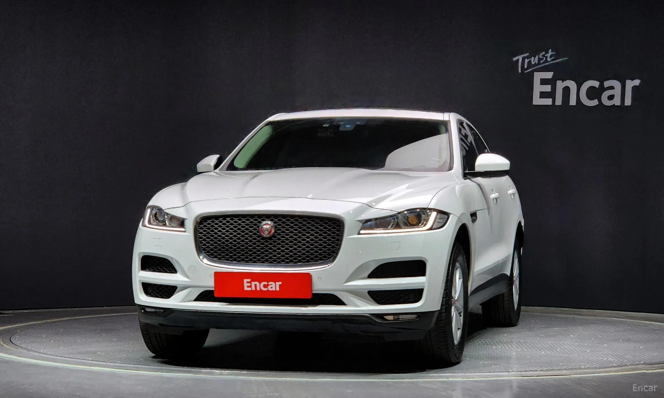 Jaguar F-PACE превью 3