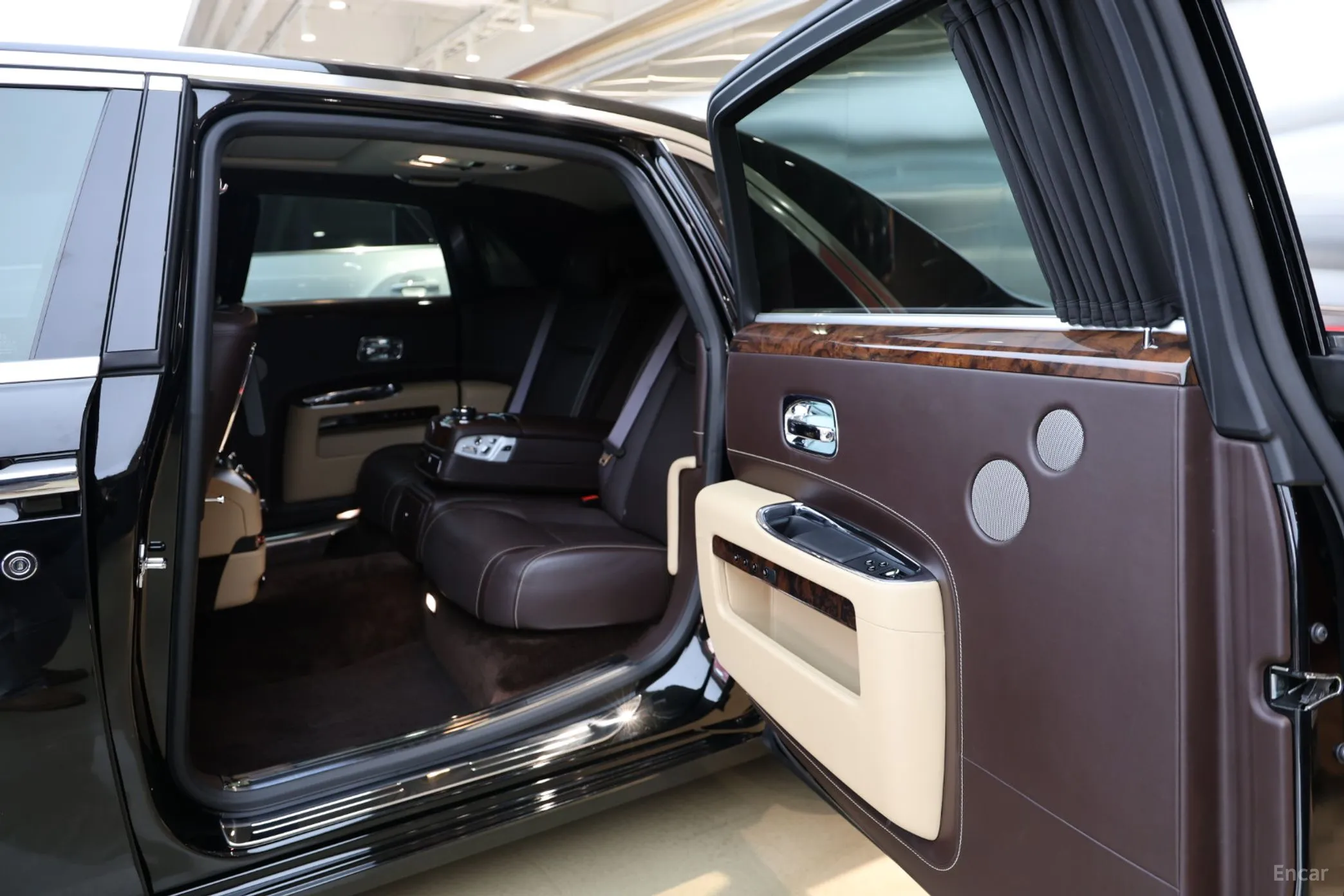 Rolls-Royce Ghost превью 15