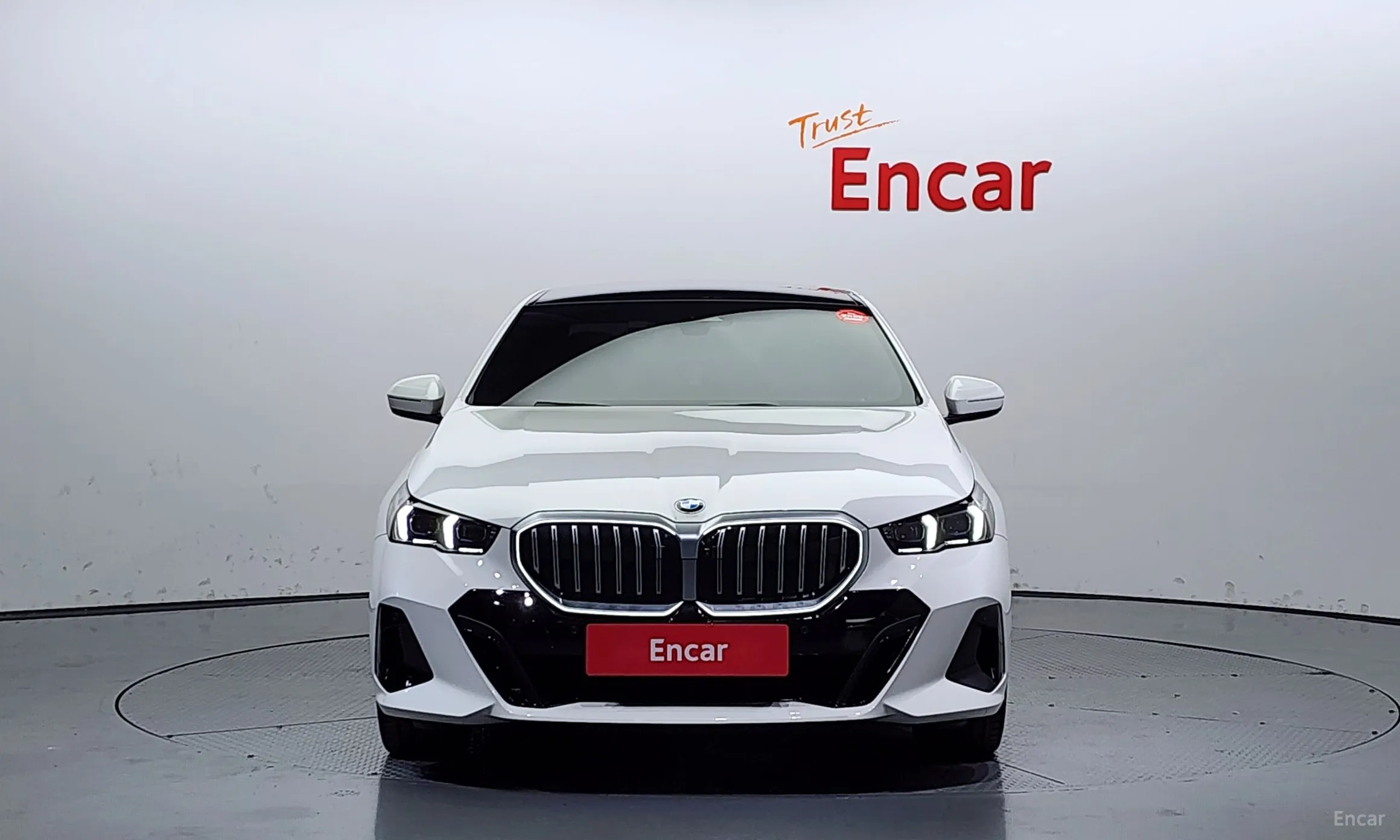 BMW 5 Series (G60) превью 2