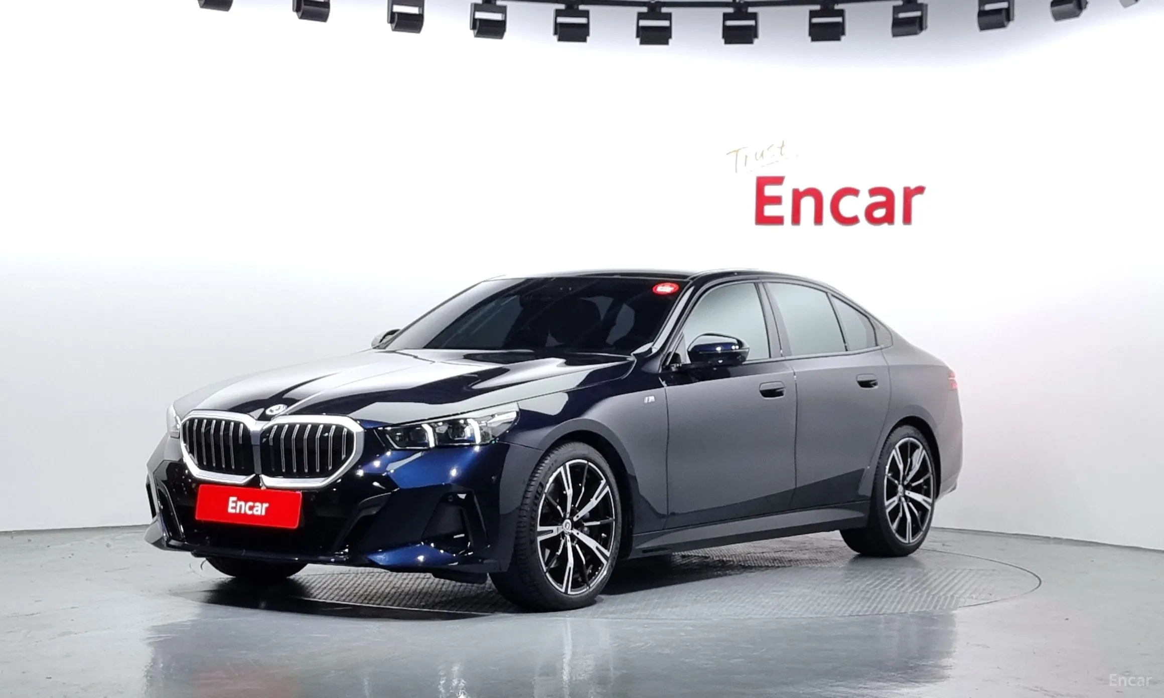 BMW 5 Series (G60) превью 2