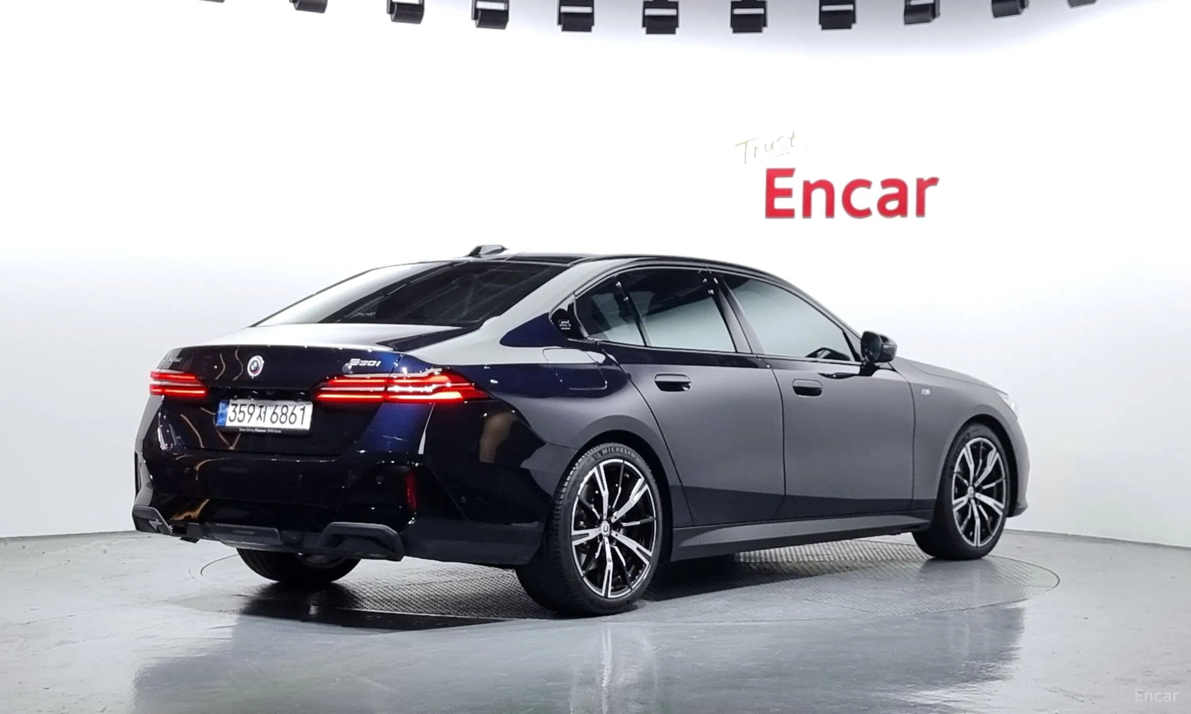 BMW 5 Series (G60) превью 3