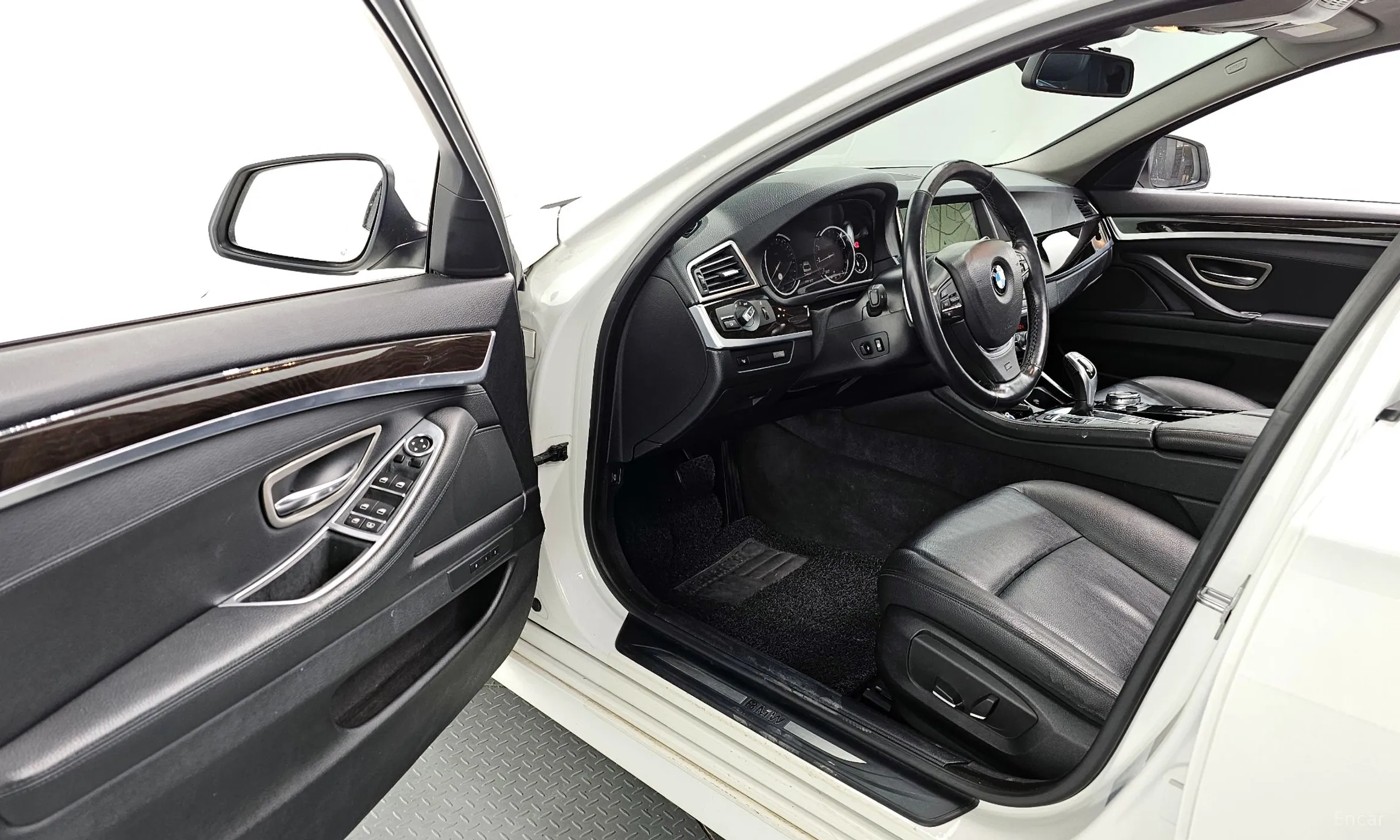 BMW 5 Series (F10) превью 10