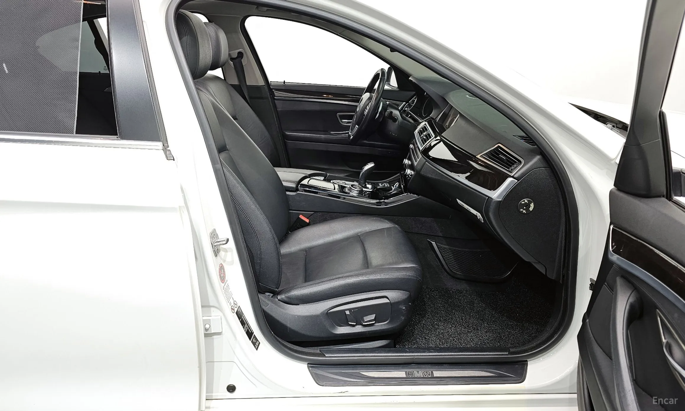 BMW 5 Series (F10) превью 11