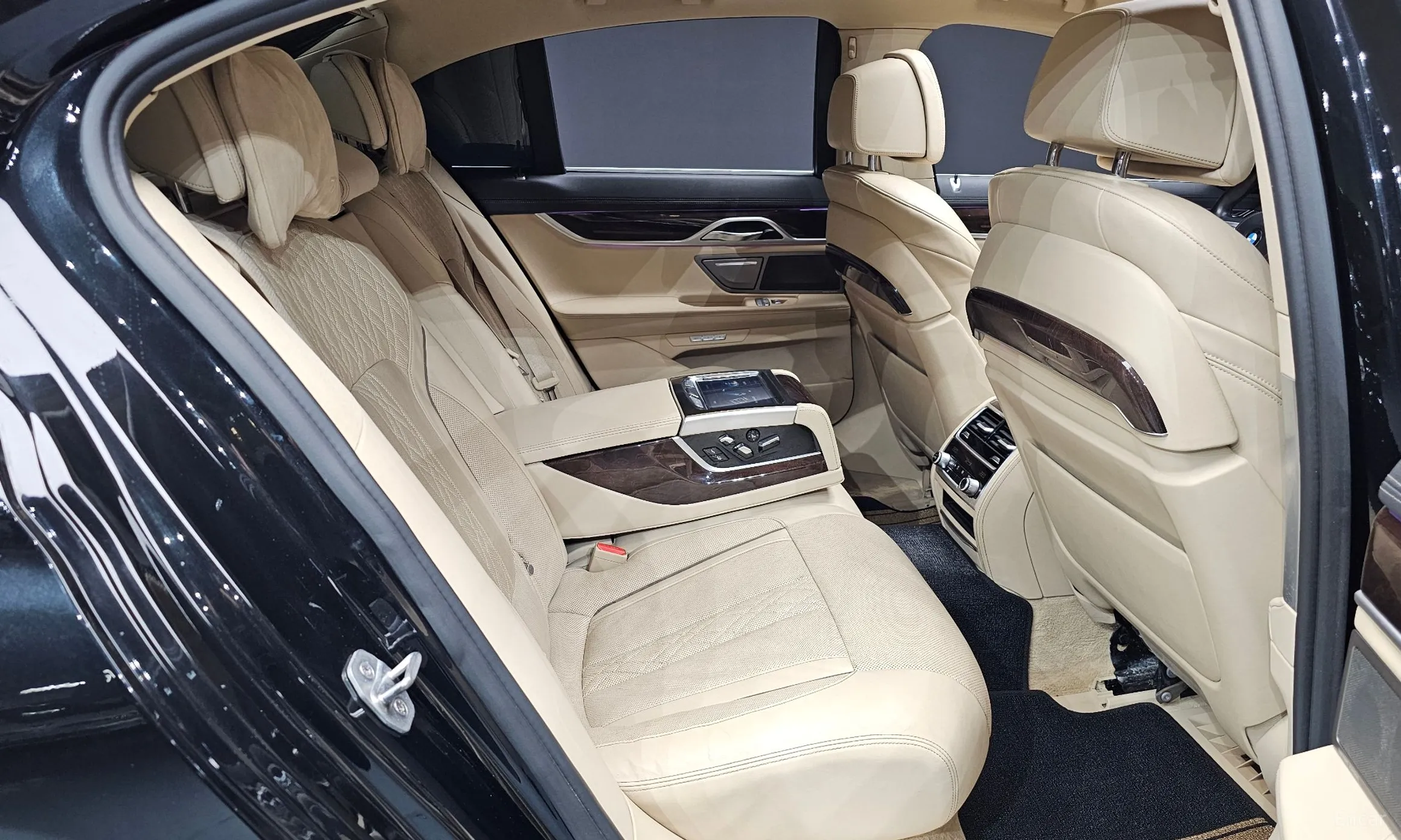 BMW 7 Series (G11) превью 11