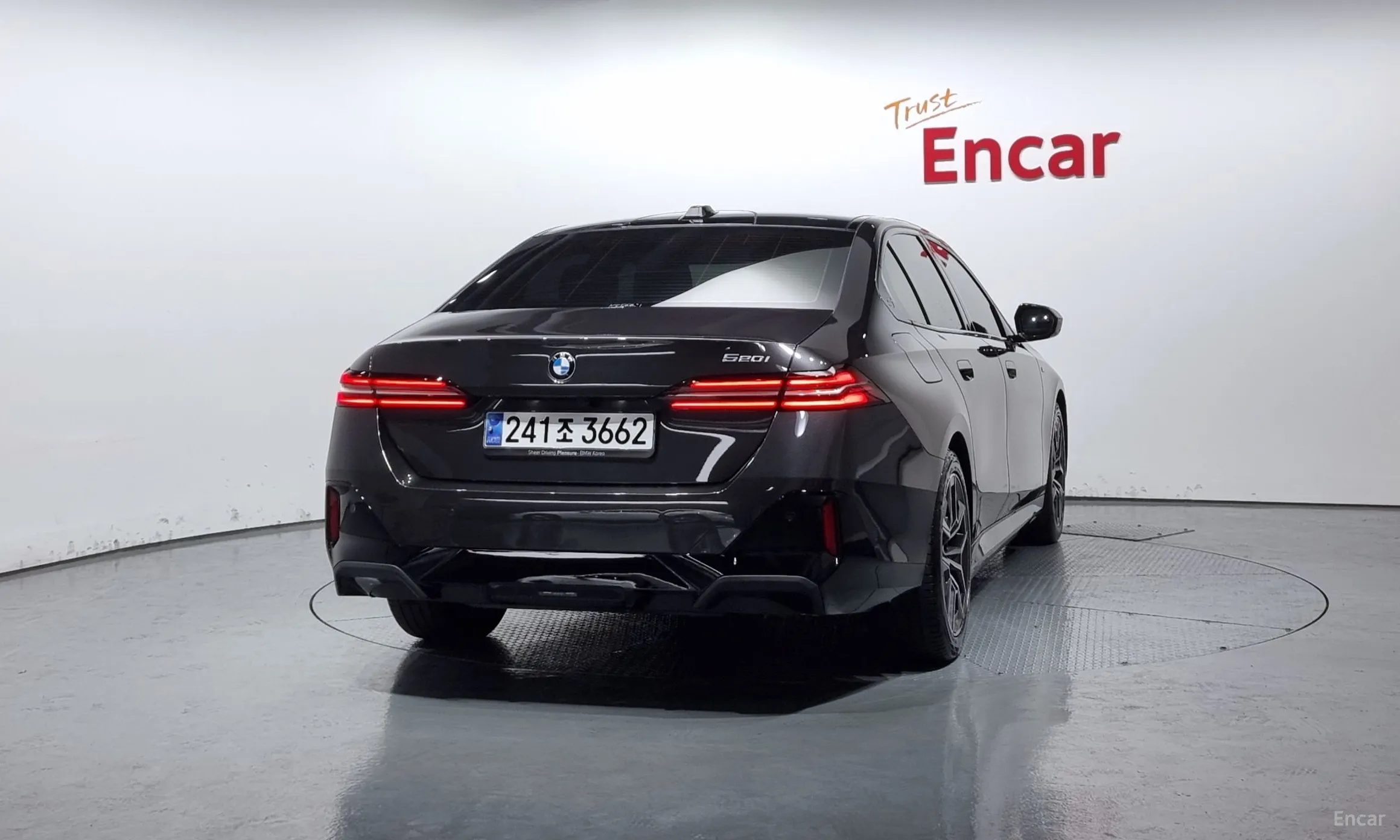 BMW 5 Series (G60) превью 3