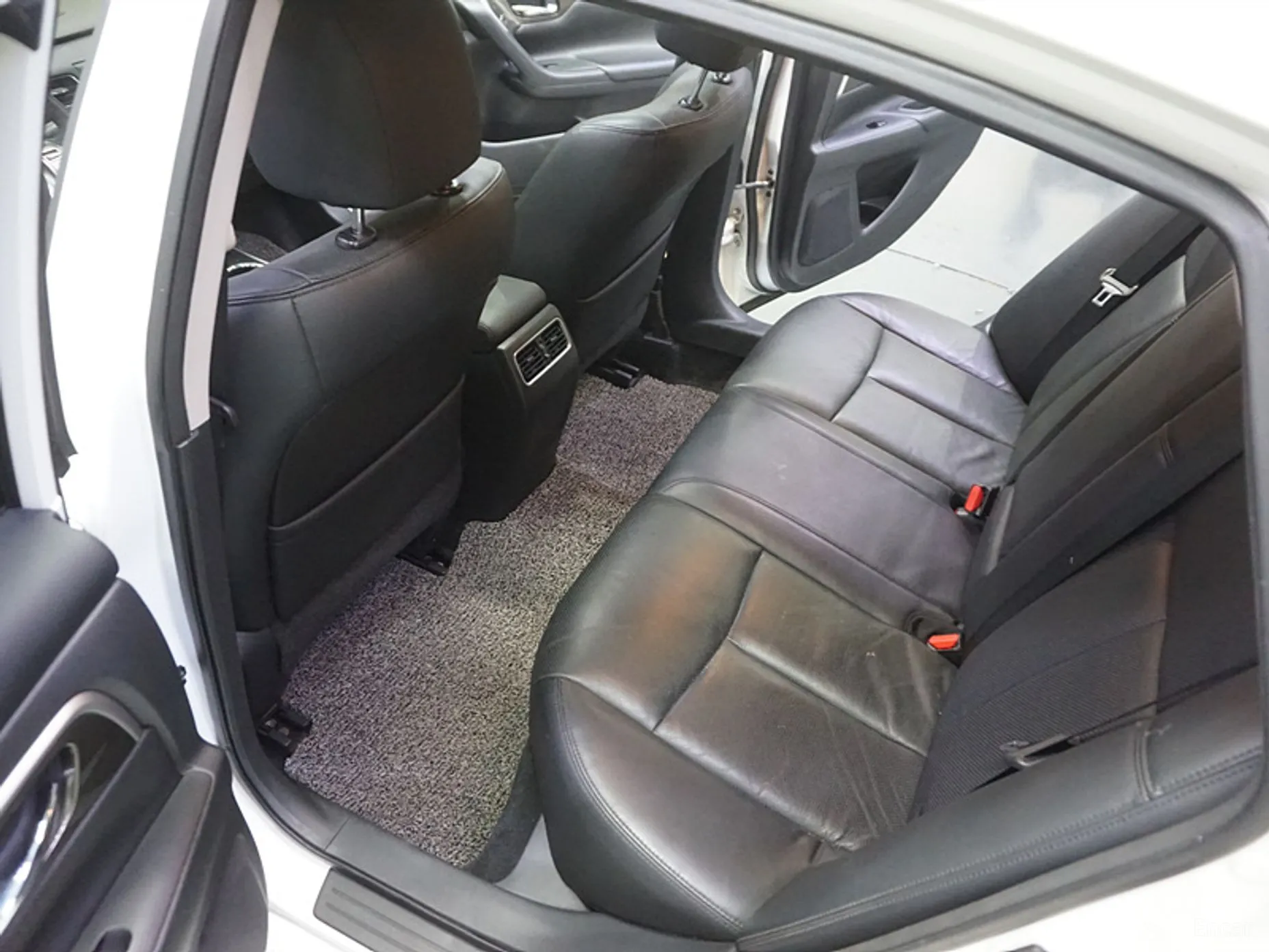 Nissan Altima превью 11