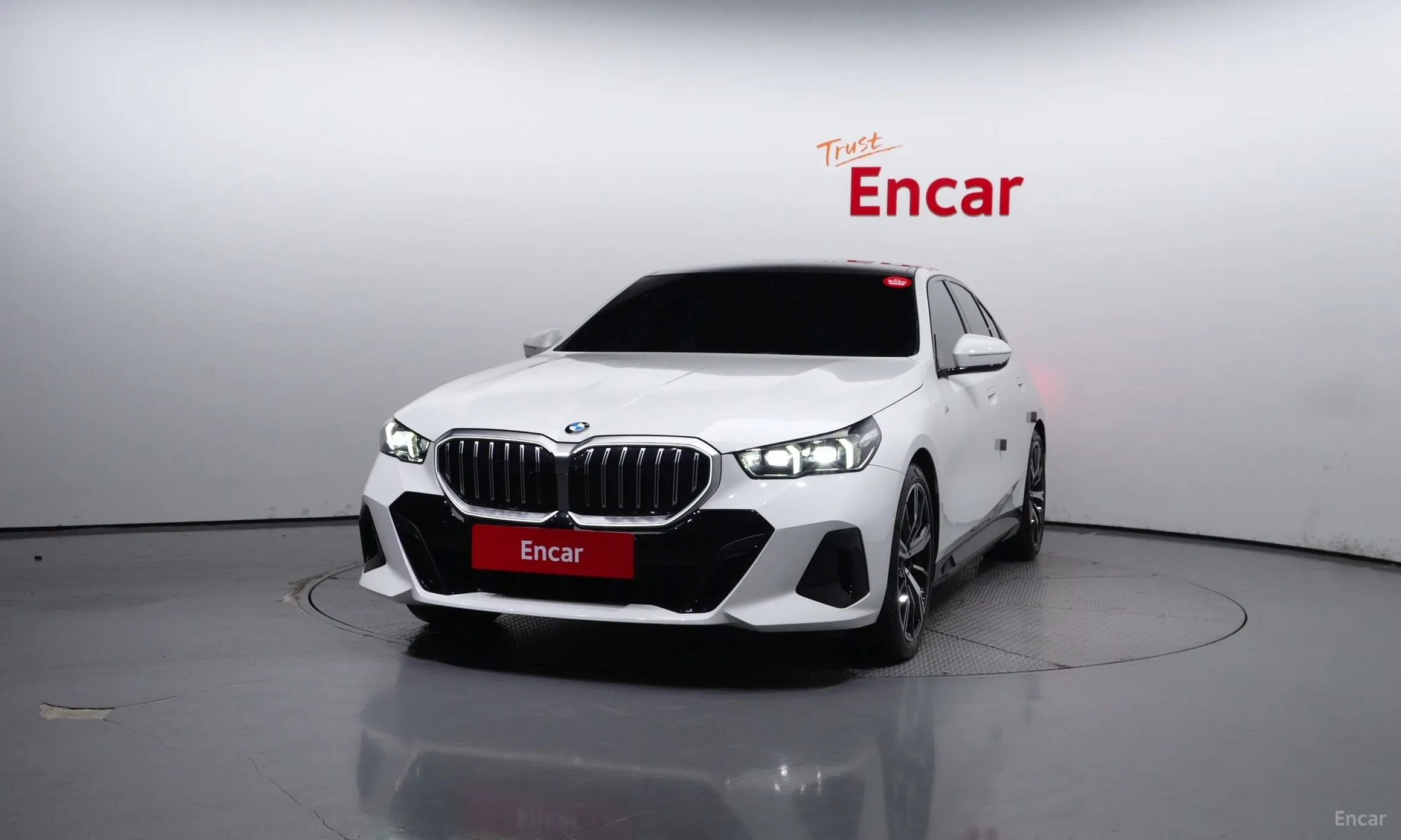 BMW 5 Series (G60) превью 2