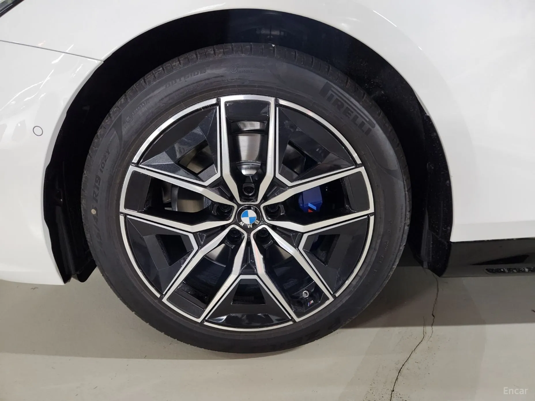 BMW 5 Series (G60) превью 5