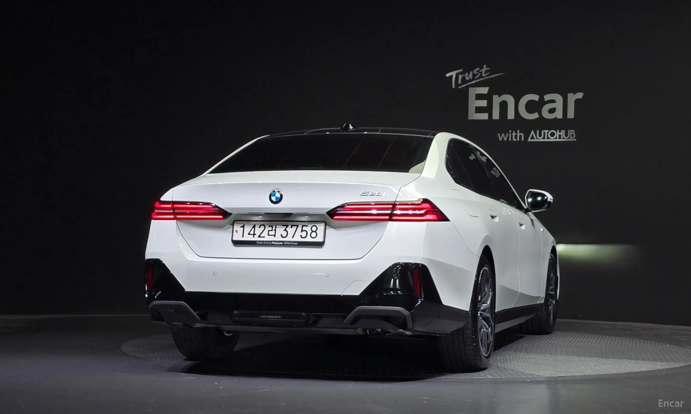 BMW 5 Series (G60) превью 3